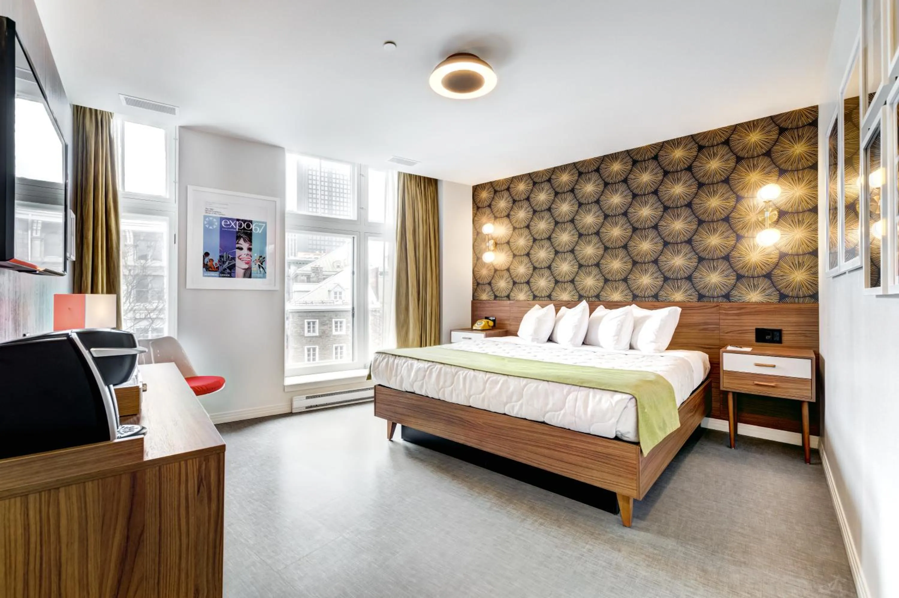 Photo of the whole room, Bed in Hôtel Uville Montréal