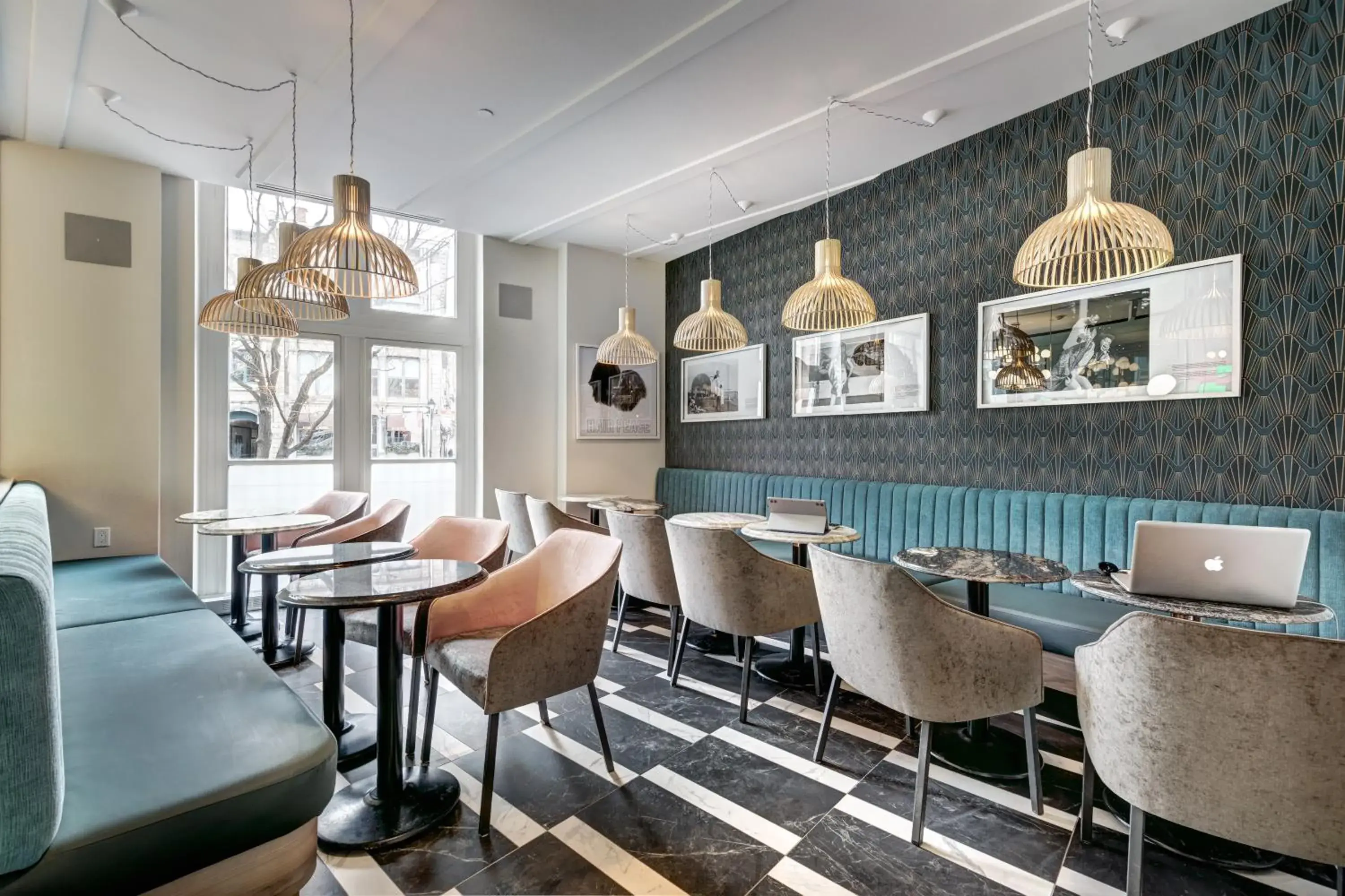 Lounge or bar in Hôtel Uville Montréal Lounge or bar in Hôtel Uville Montréal