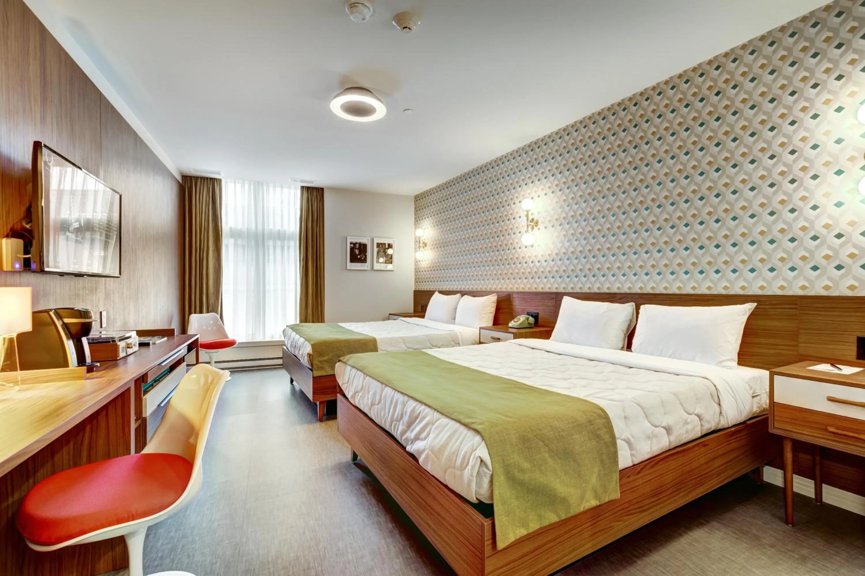 Photo of the whole room, Bed in Hôtel Uville Montréal