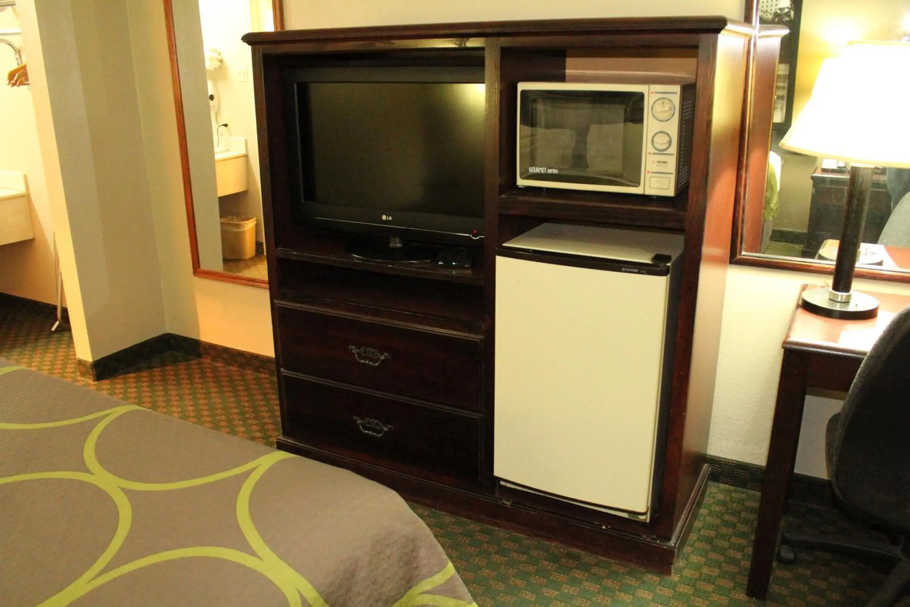 TV and multimedia, Bed in Super 8 by Wyndham Bossier City/Shreveport Area TV and multimedia, Bed in Super 8 by Wyndham Bossier City/Shreveport Area