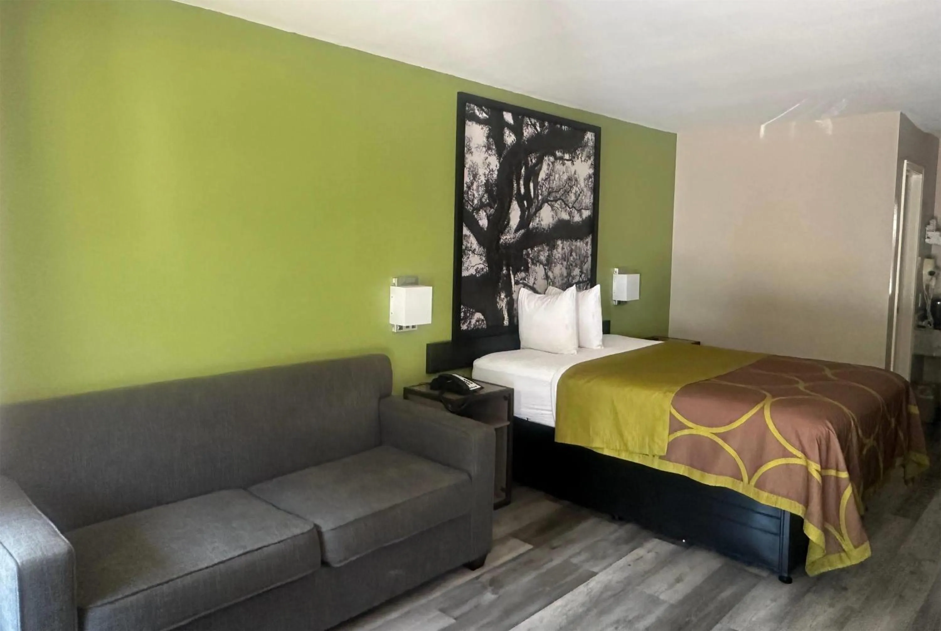 Photo of the whole room, Bed in Super 8 by Wyndham Bossier City/Shreveport Area