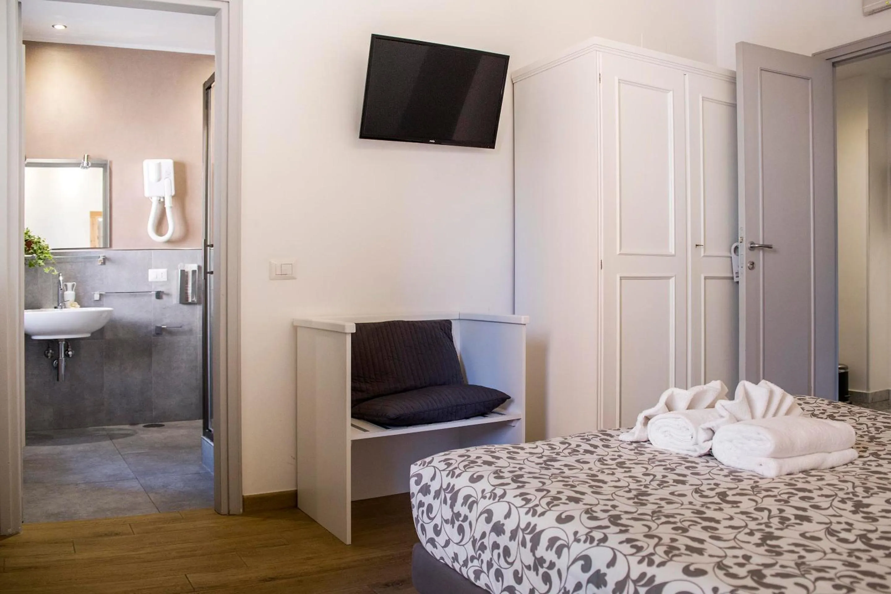 Bedroom, Bed in Dulcis In Vatican b&b