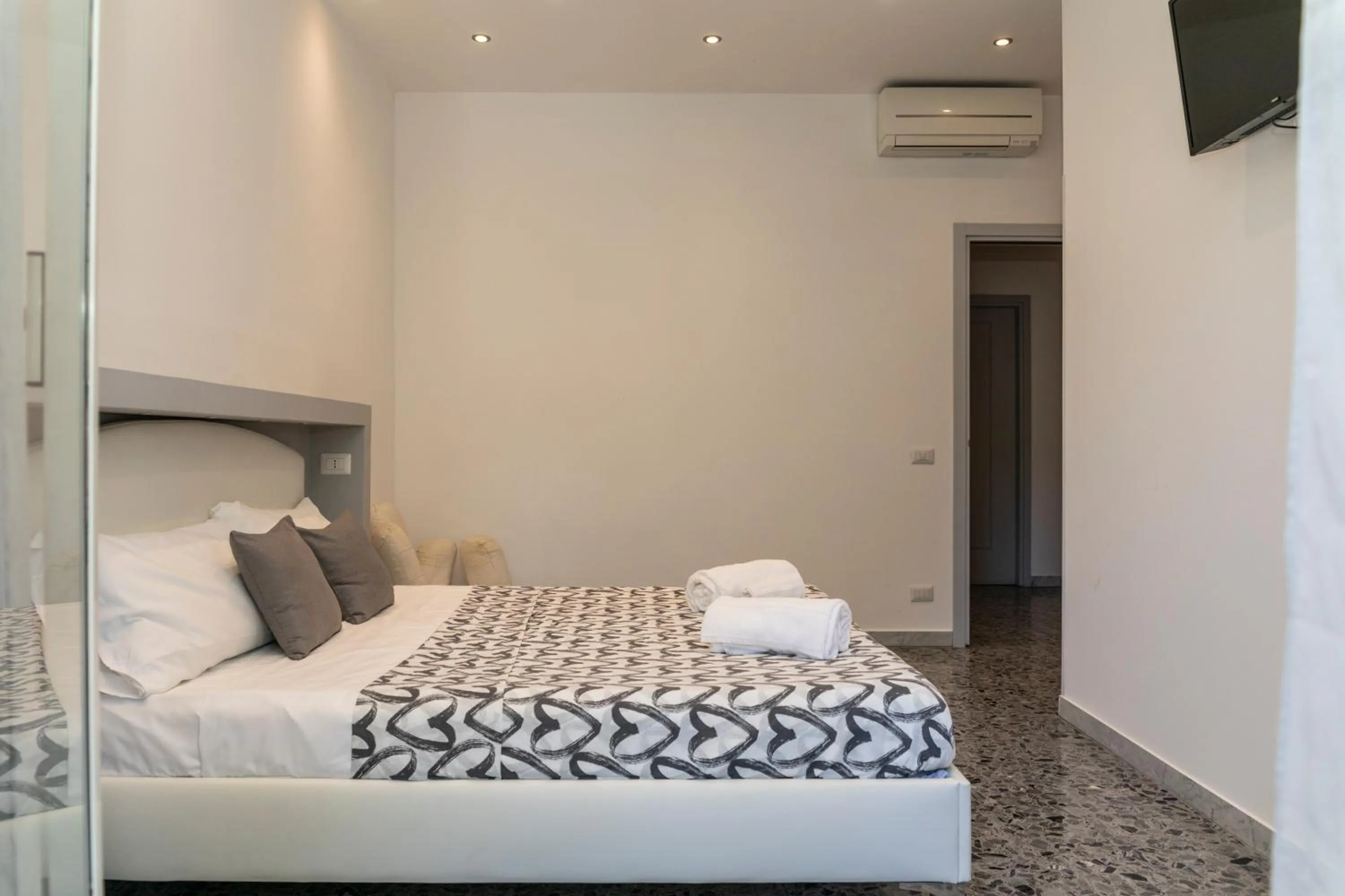 Bed in Dulcis In Vatican b&b