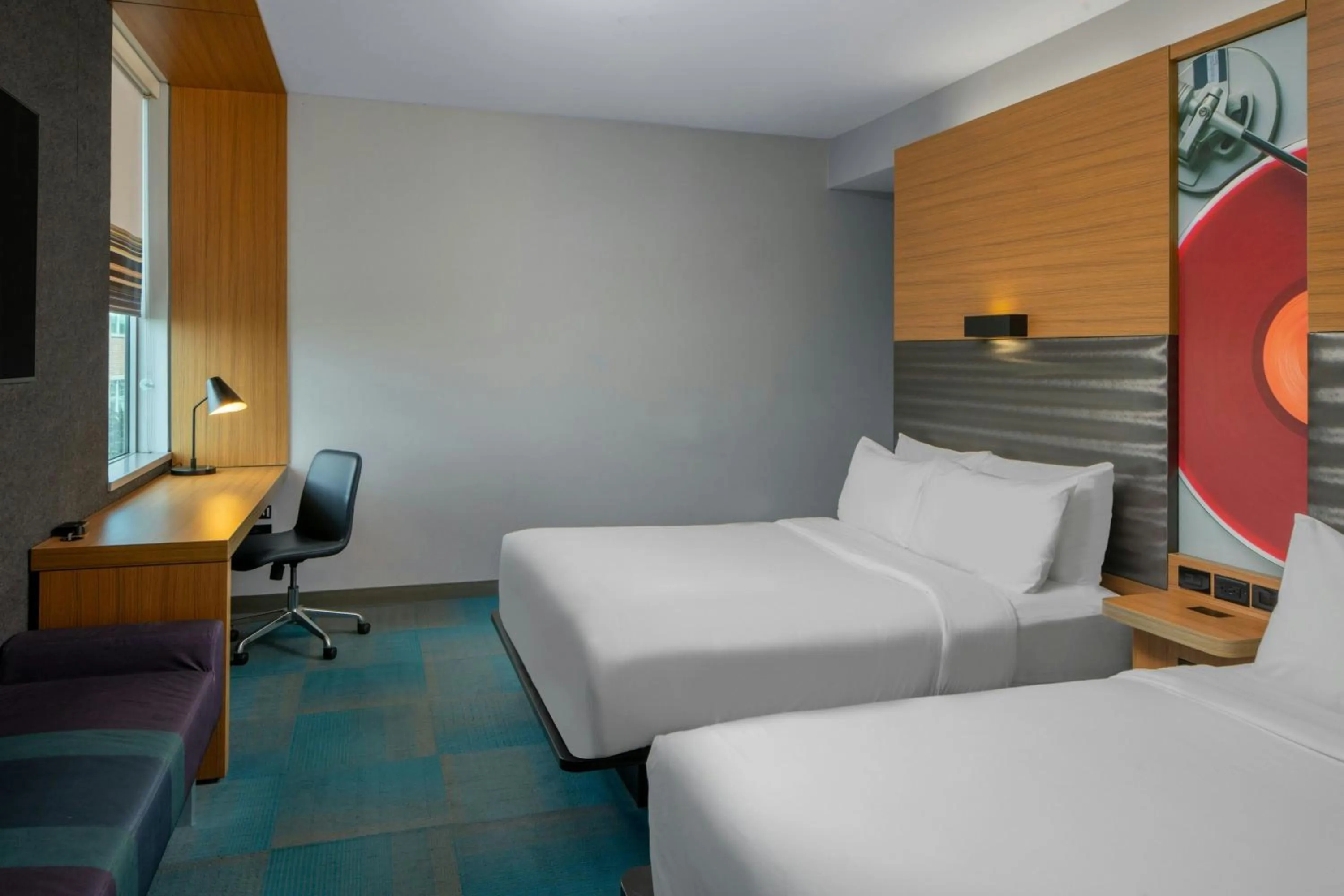 Photo of the whole room, Bed in aloft Green Bay