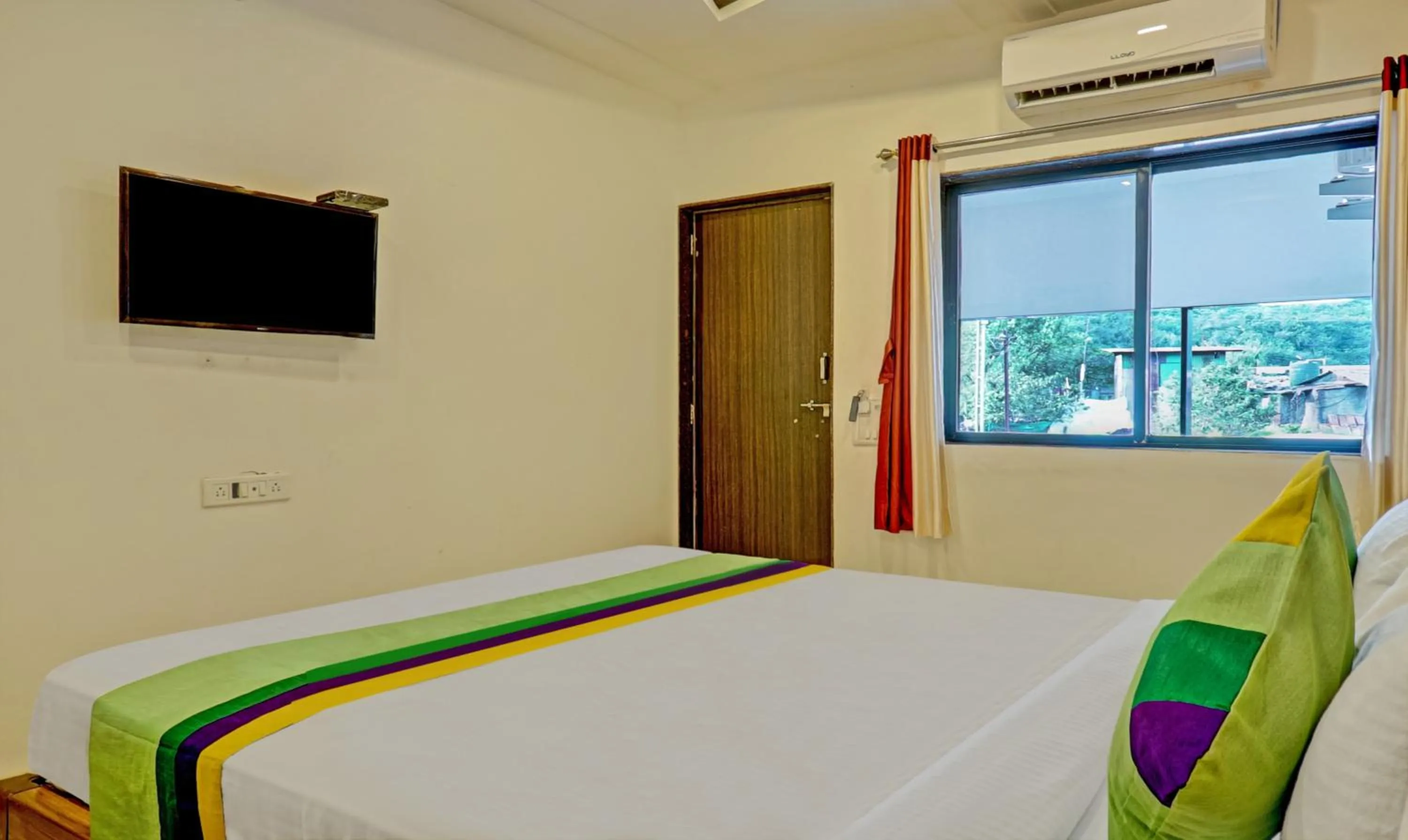 TV and multimedia, Bed in Hotel Lake Paradise Mahabaleshwar