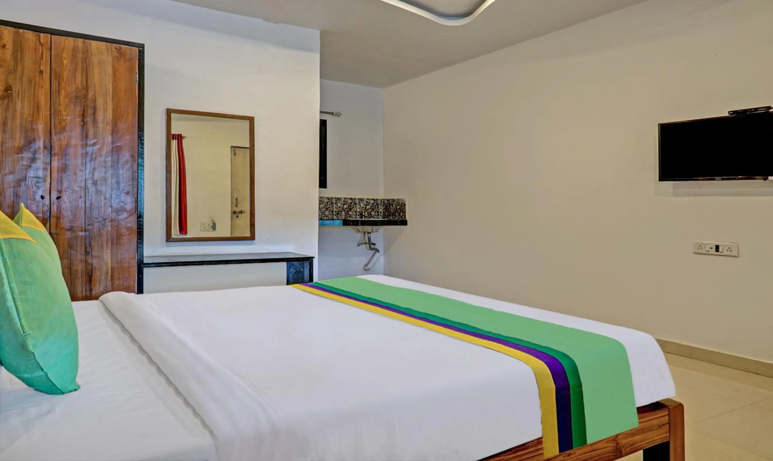 Photo of the whole room, Bed in Hotel Lake Paradise Mahabaleshwar