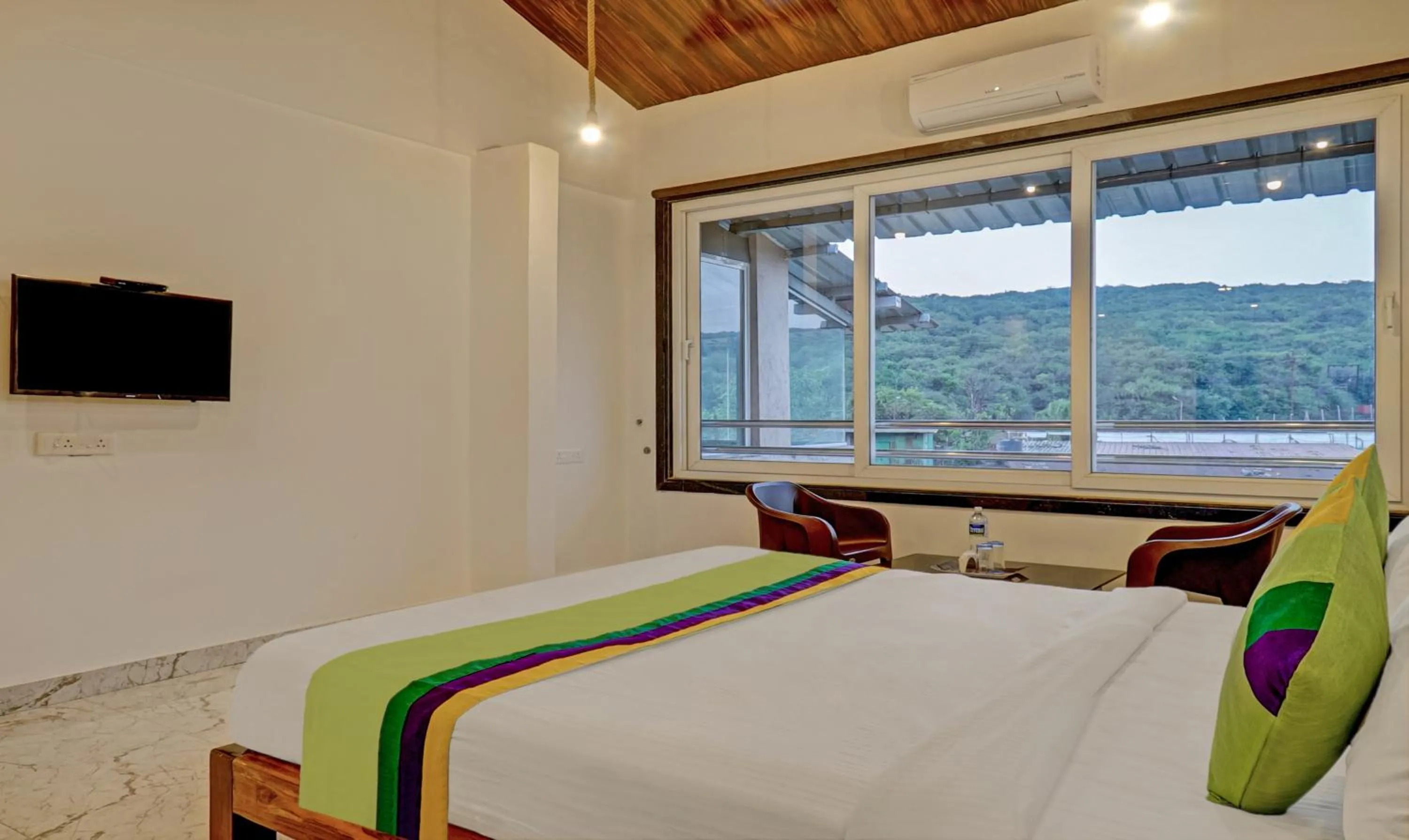 Mountain view, Bed in Hotel Lake Paradise Mahabaleshwar