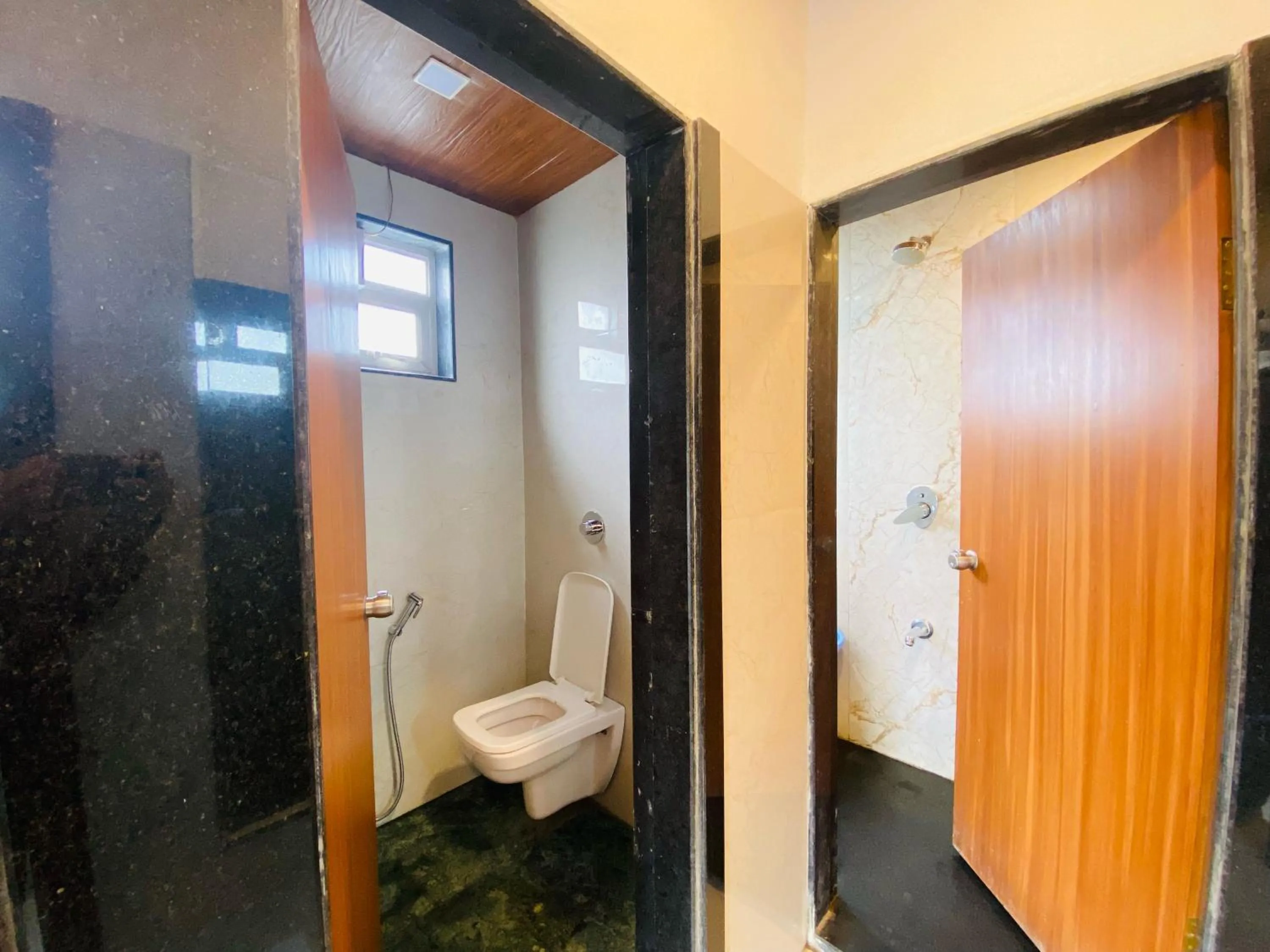 Bathroom in Hotel Lake Paradise Mahabaleshwar