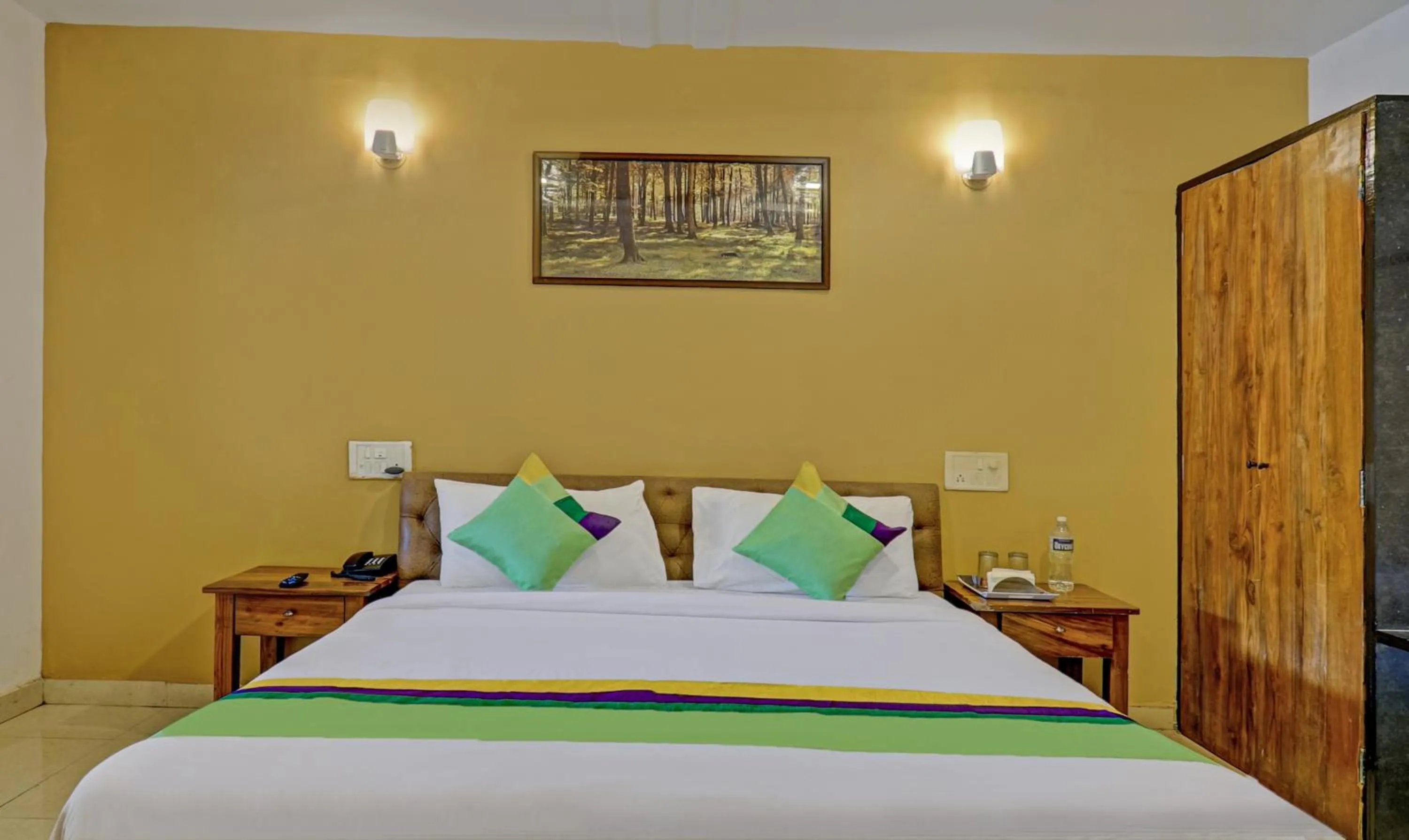 Bed in Hotel Lake Paradise Mahabaleshwar