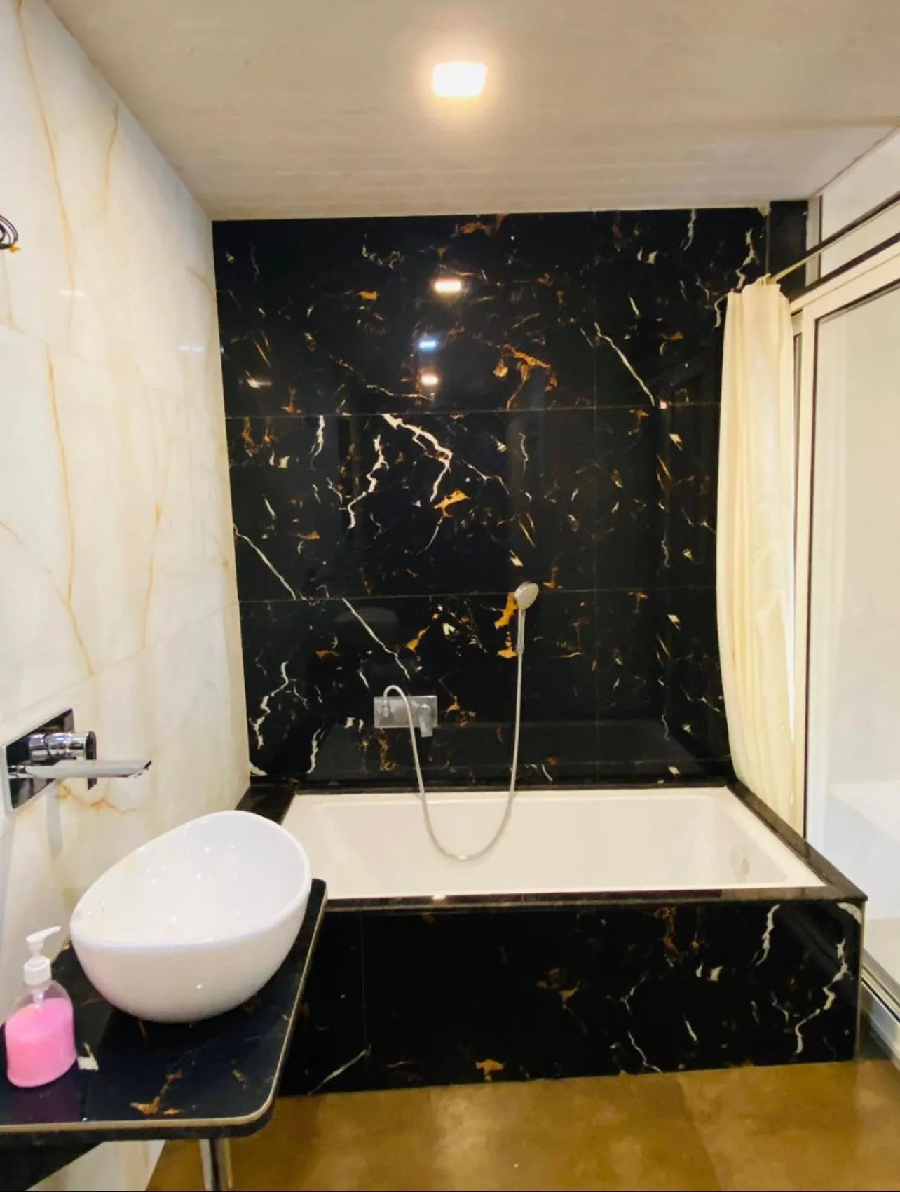 Bathroom in Hotel Lake Paradise Mahabaleshwar