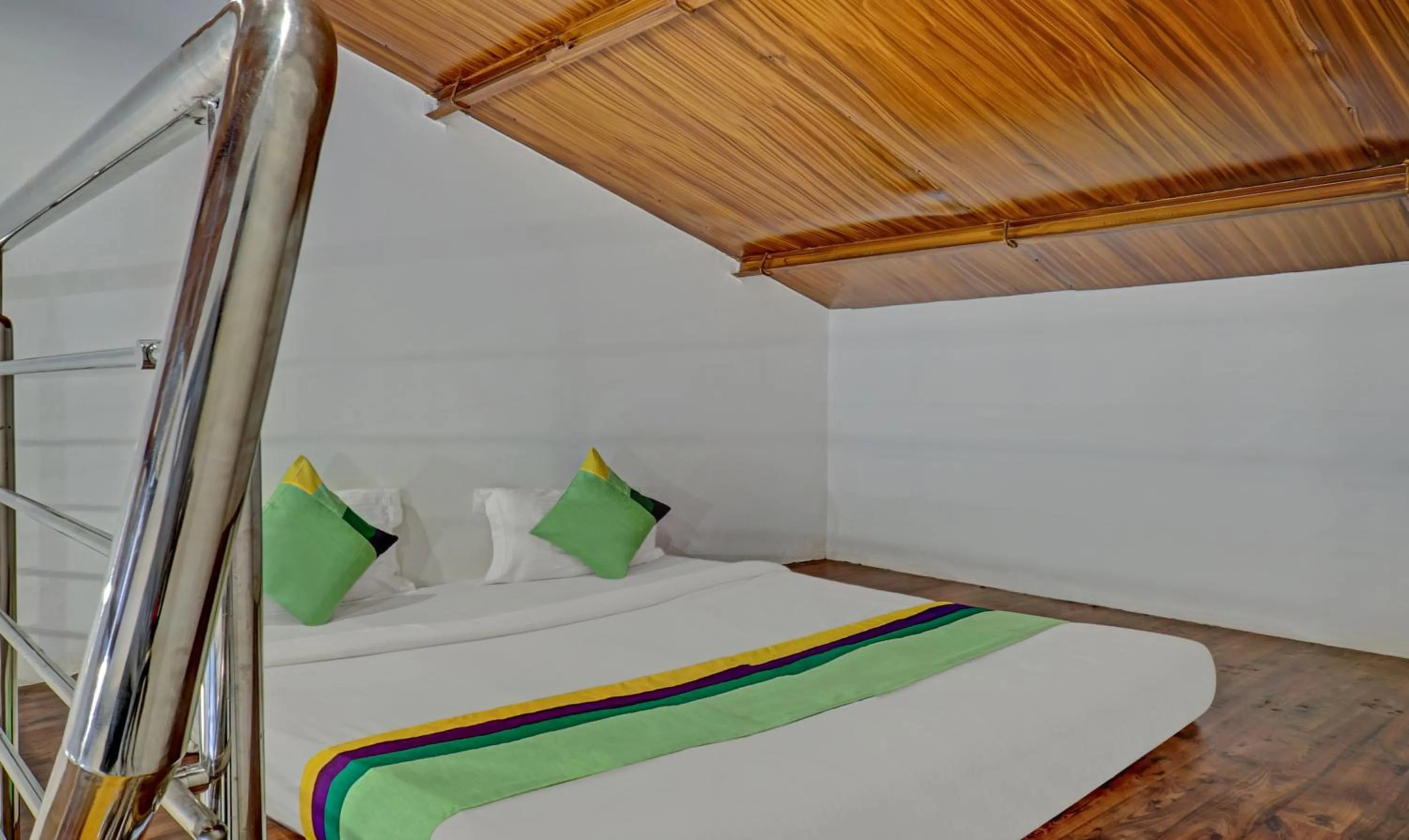 Bed in Hotel Lake Paradise Mahabaleshwar