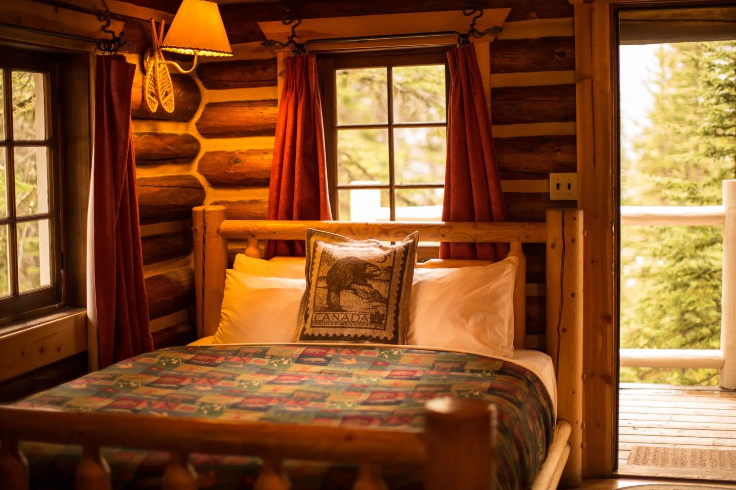 Facade/entrance, Bed in Storm Mountain Lodge & Cabins