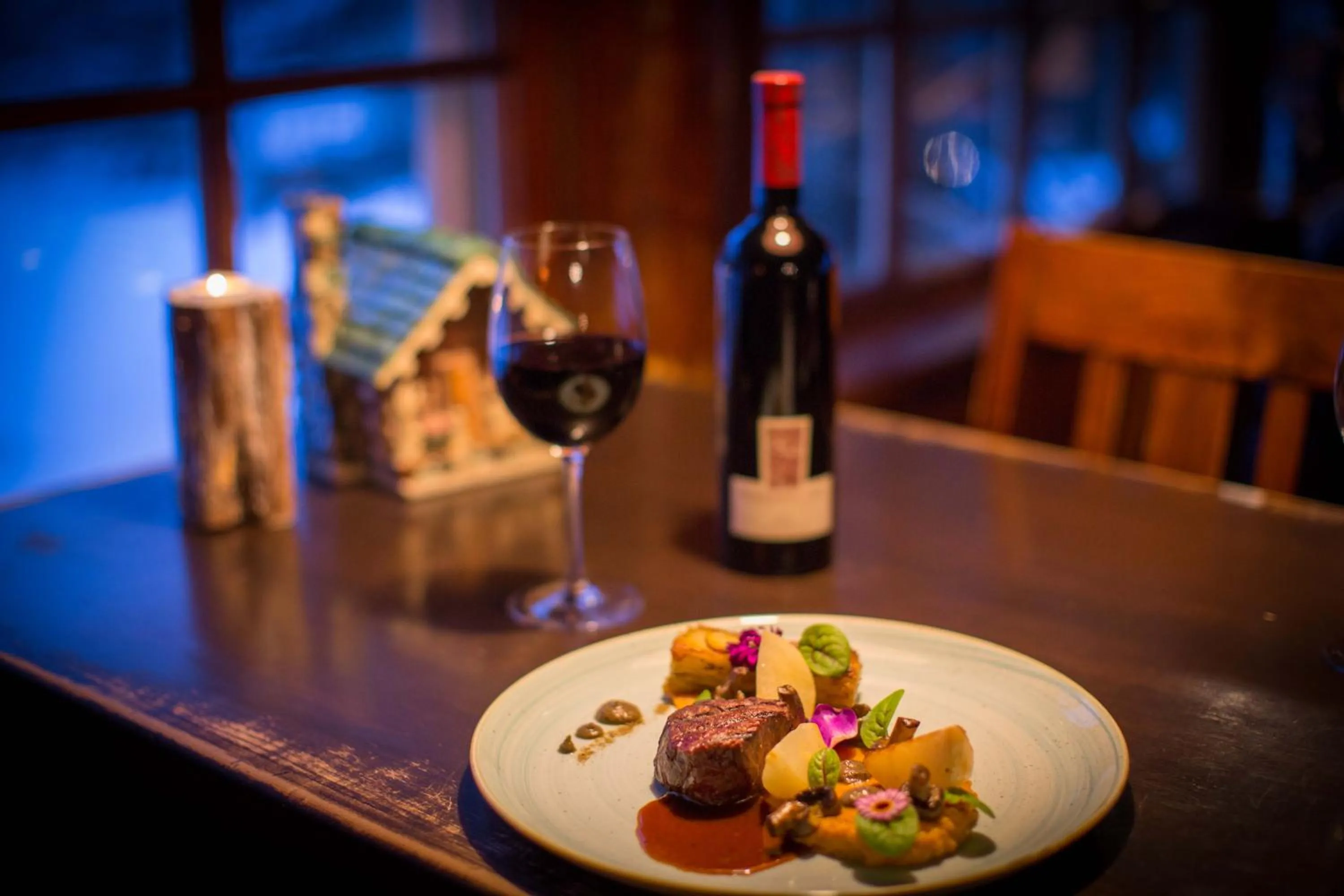 Restaurant/places to eat in Storm Mountain Lodge & Cabins