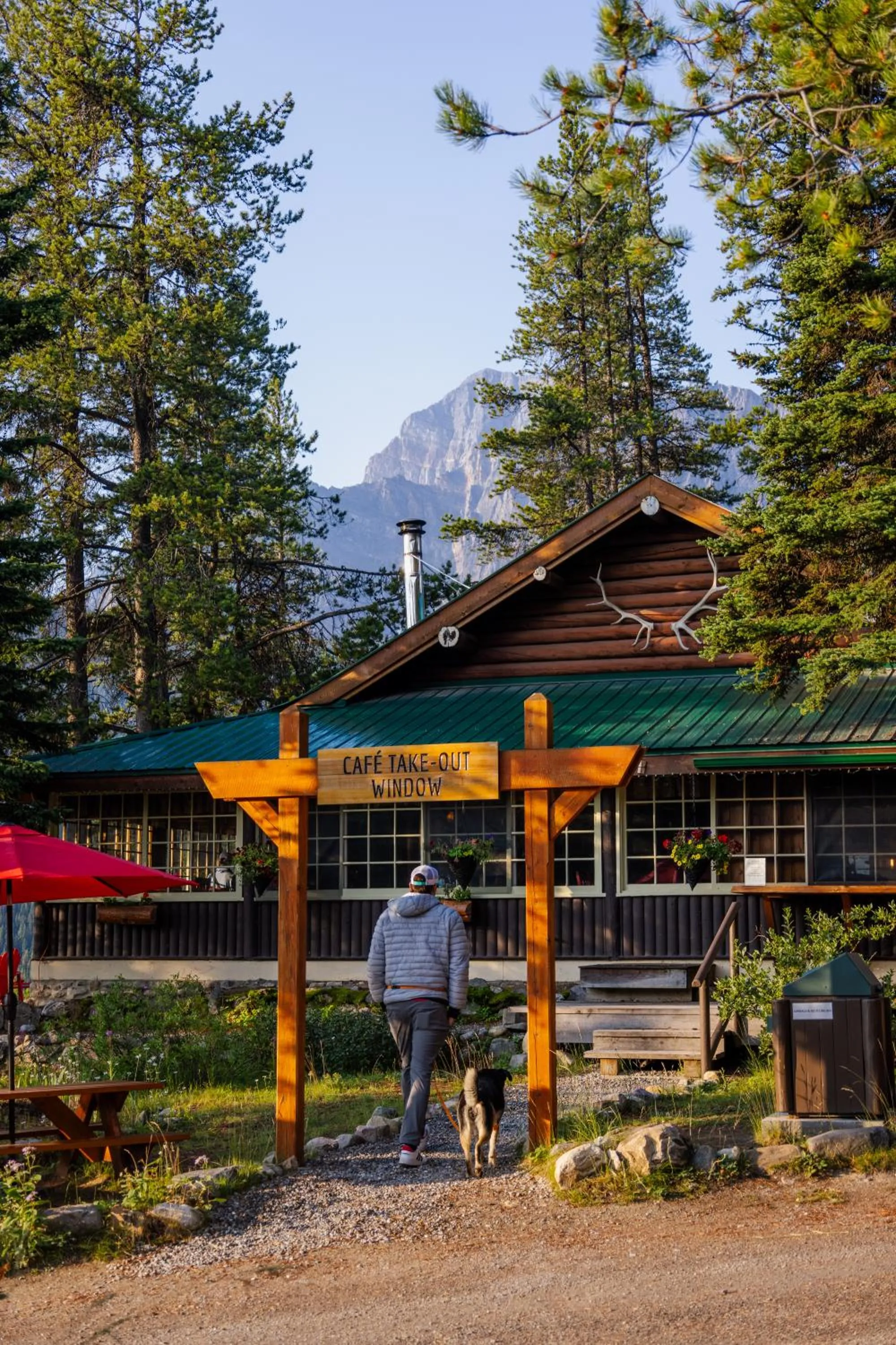 Restaurant/places to eat in Storm Mountain Lodge & Cabins