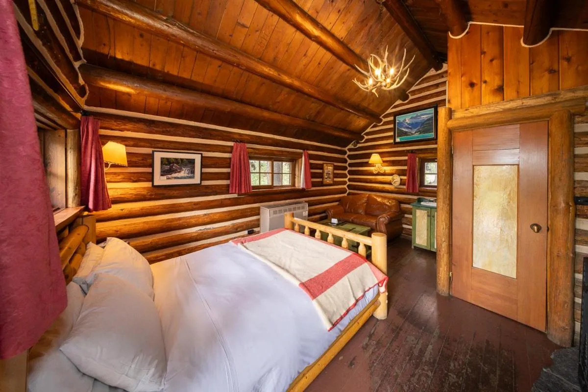 Bed in Storm Mountain Lodge & Cabins