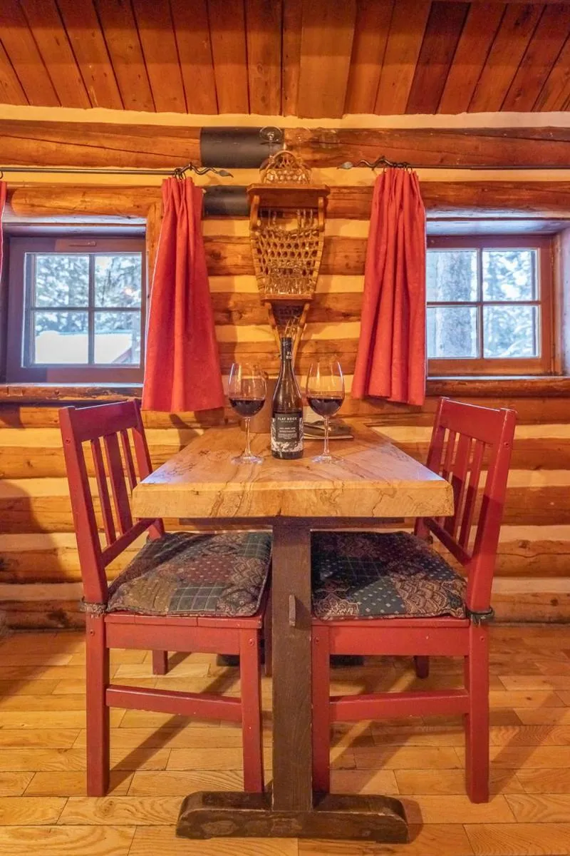 Dining area in Storm Mountain Lodge & Cabins