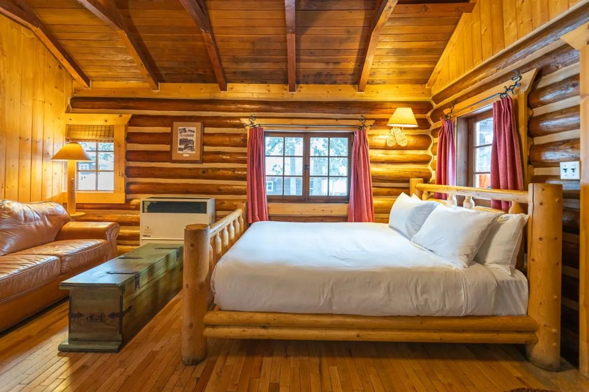Bed in Storm Mountain Lodge & Cabins