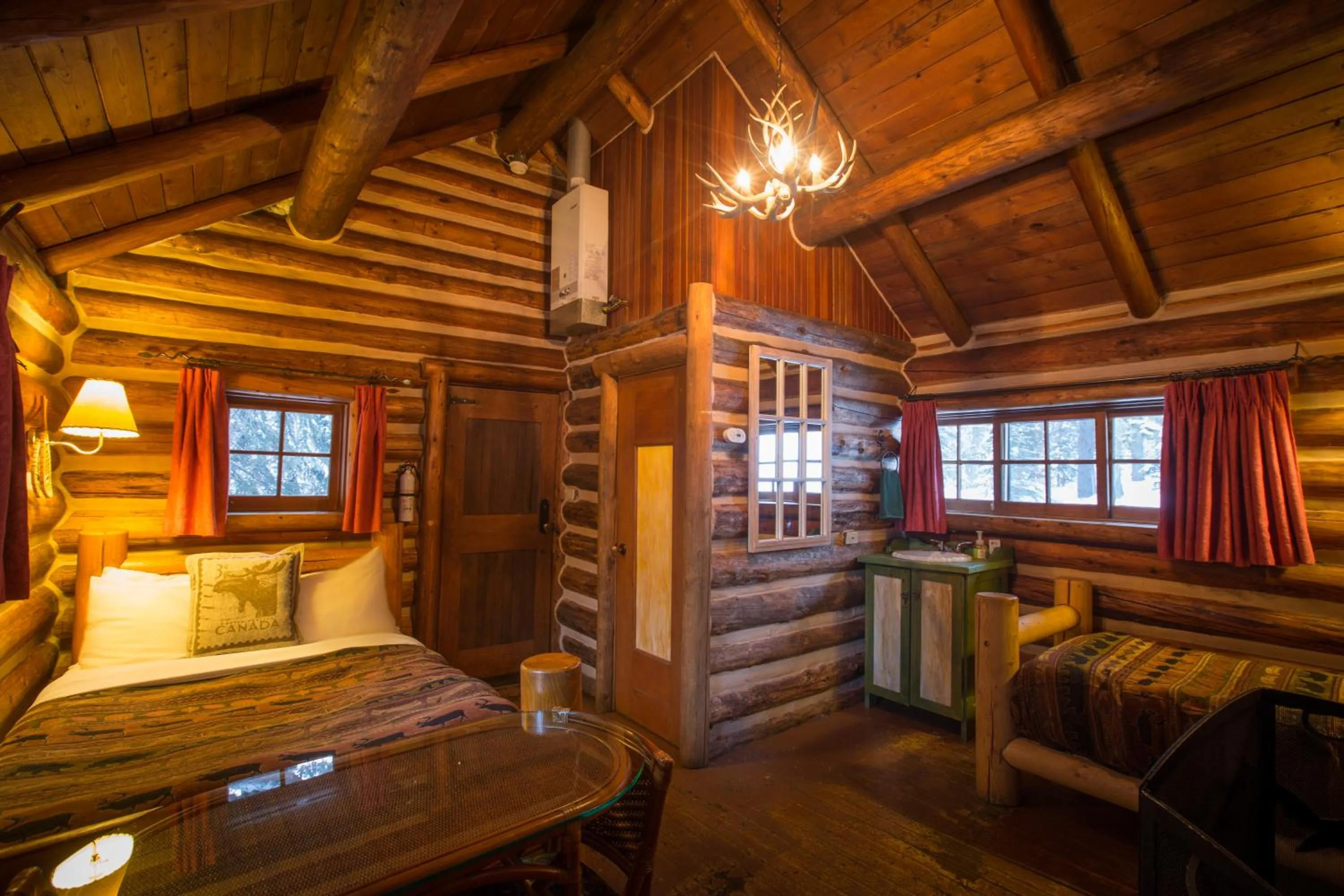 Bed in Storm Mountain Lodge & Cabins