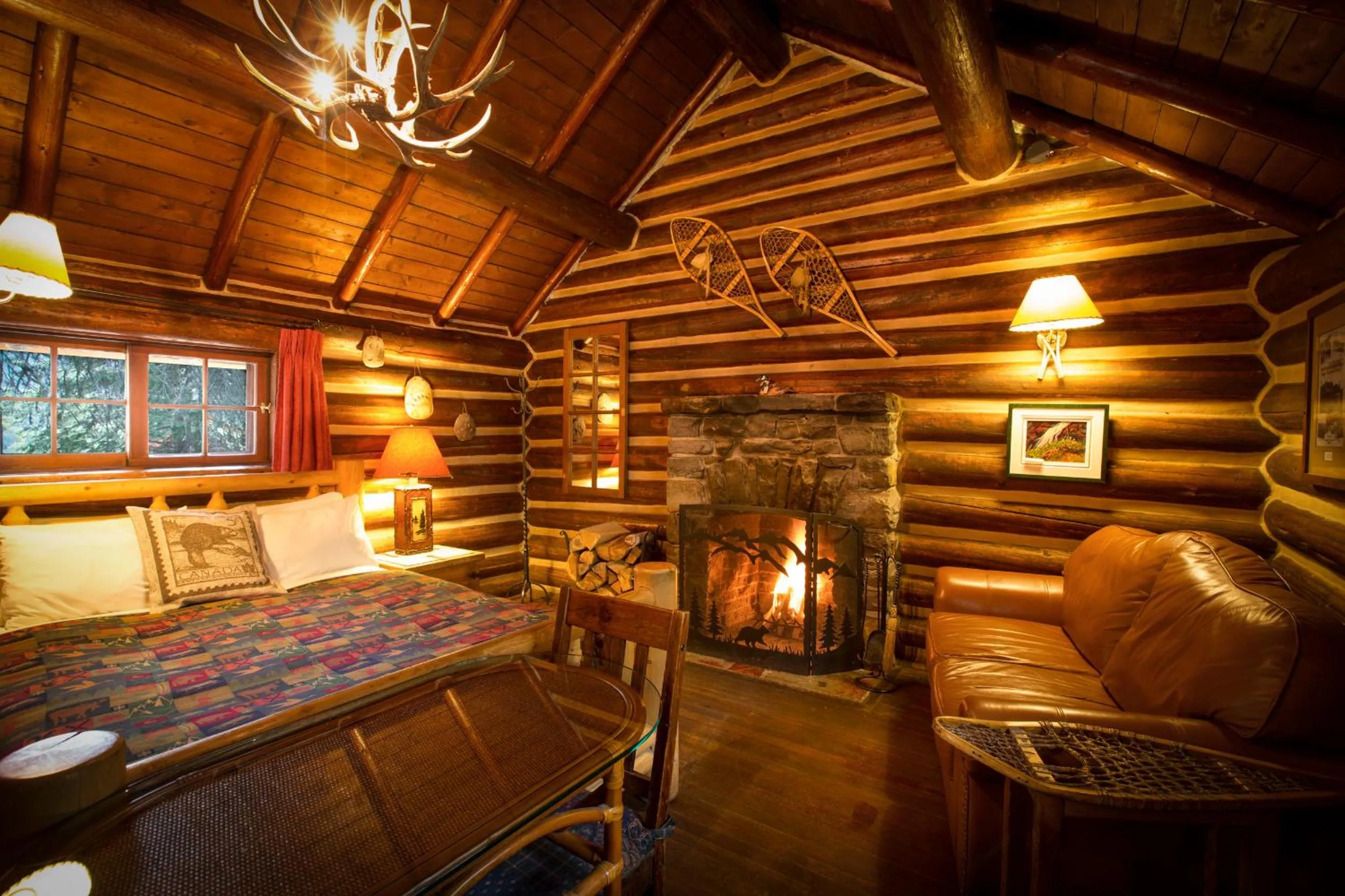 Bed in Storm Mountain Lodge & Cabins