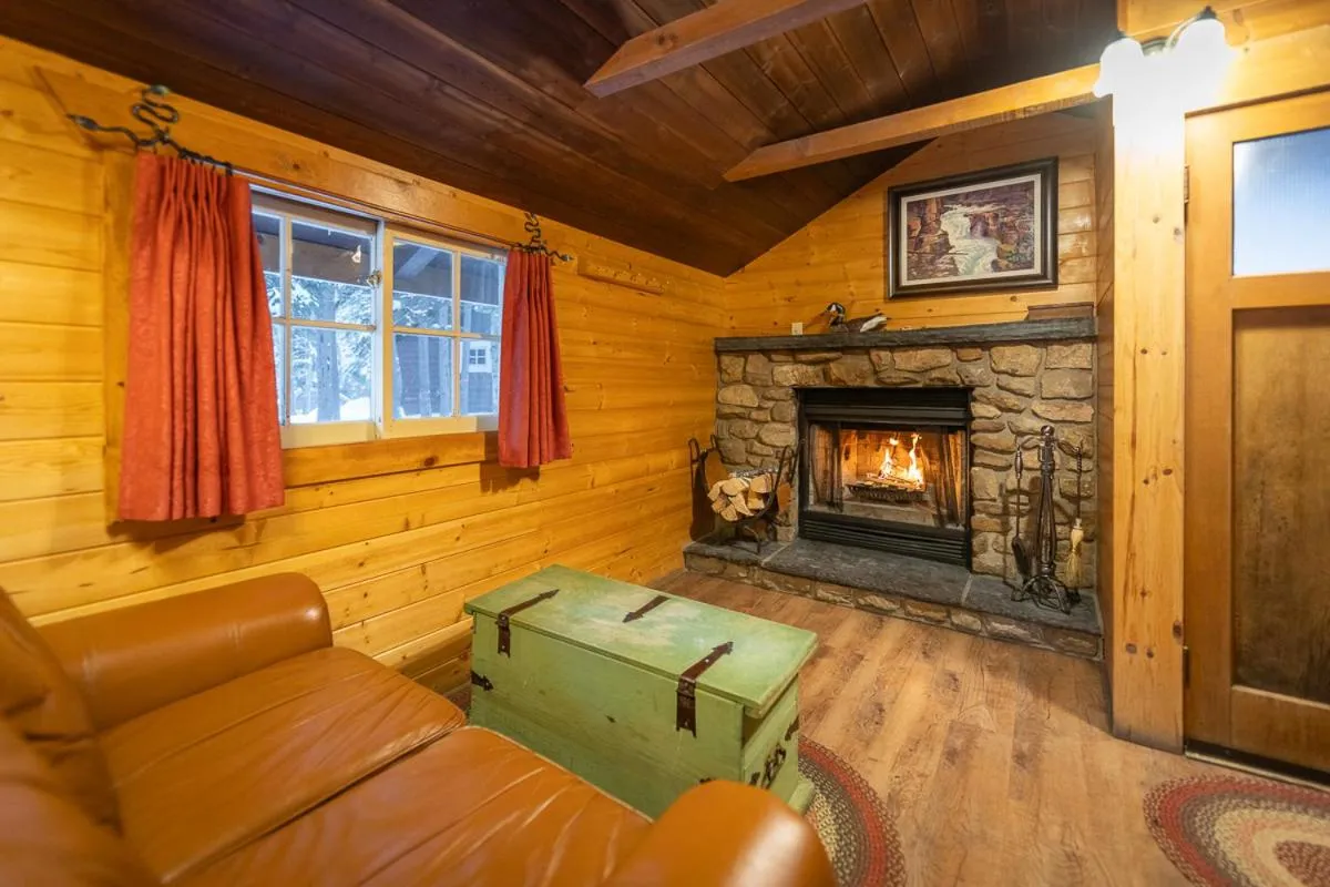Living room in Storm Mountain Lodge & Cabins