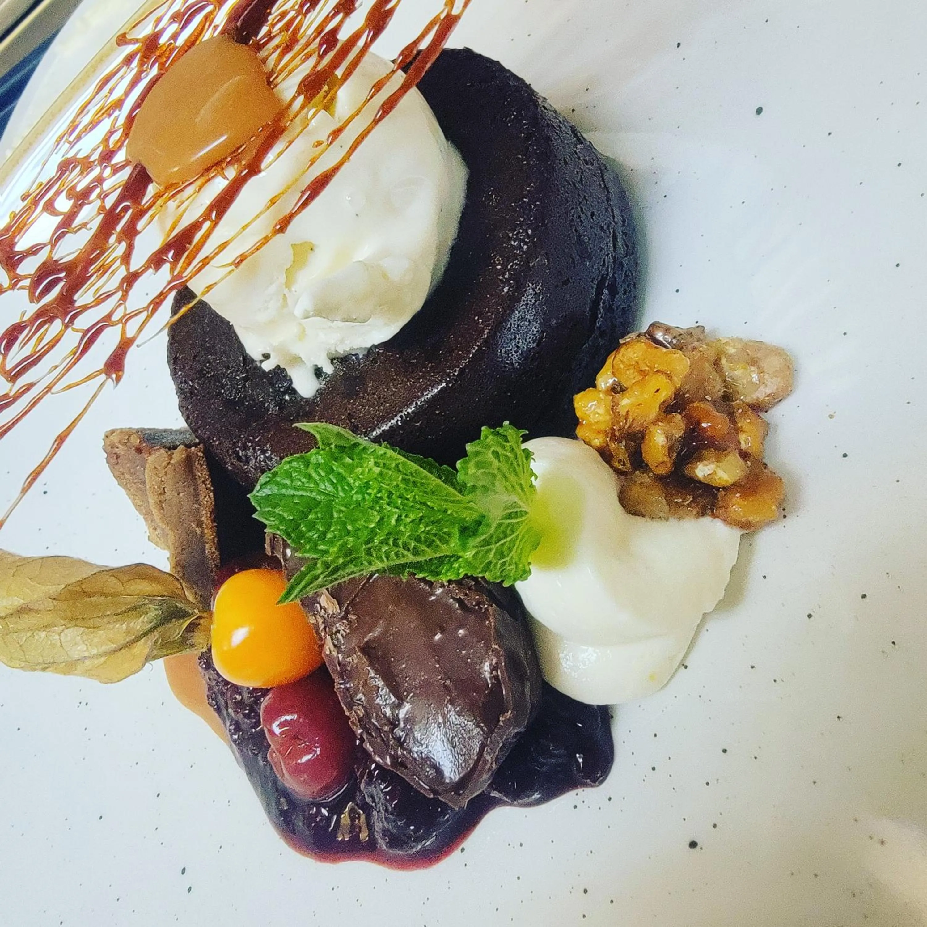 Restaurant/places to eat in Storm Mountain Lodge & Cabins