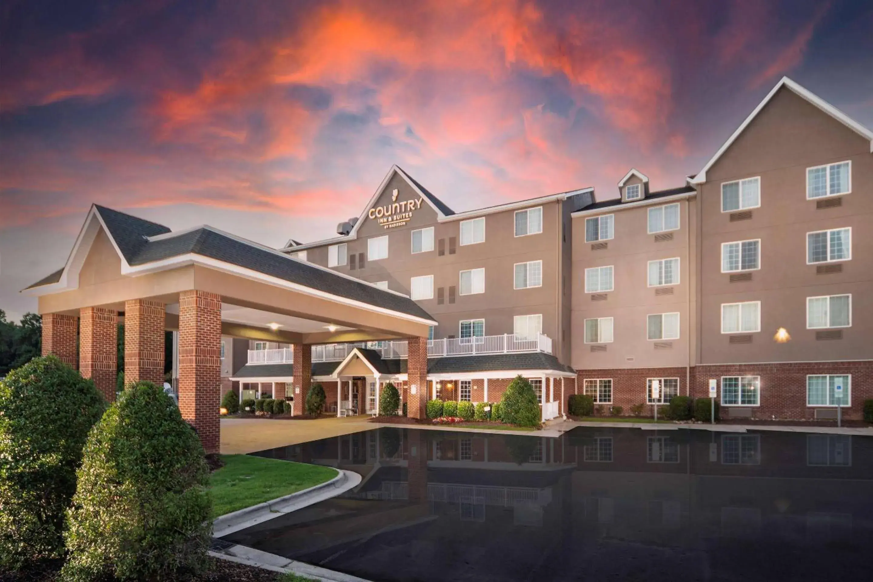 Property building in Country Inn & Suites by Radisson, Rocky Mount, NC Property building in Country Inn & Suites by Radisson, Rocky Mount, NC