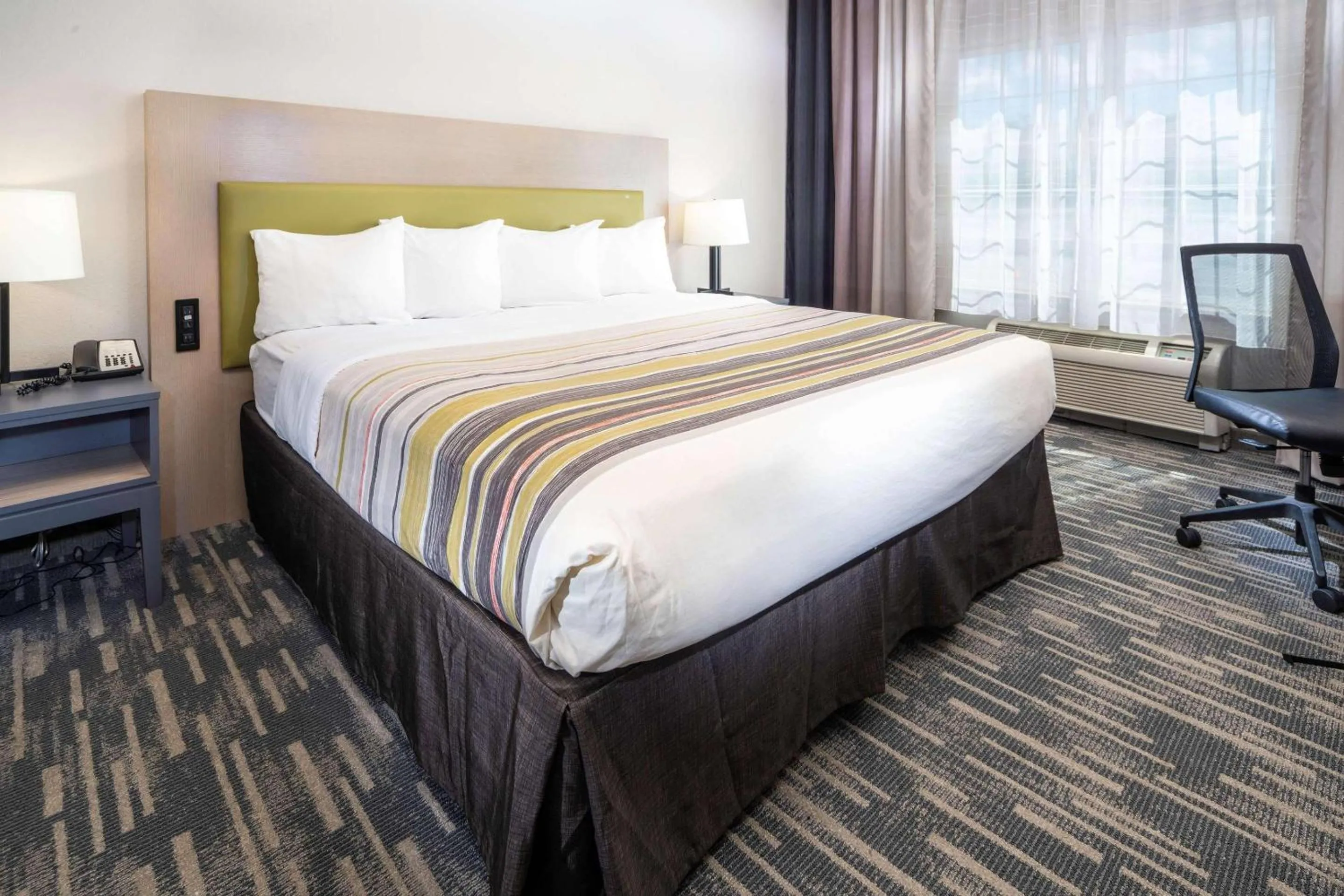 Bedroom, Bed in Country Inn & Suites by Radisson, Rocky Mount, NC