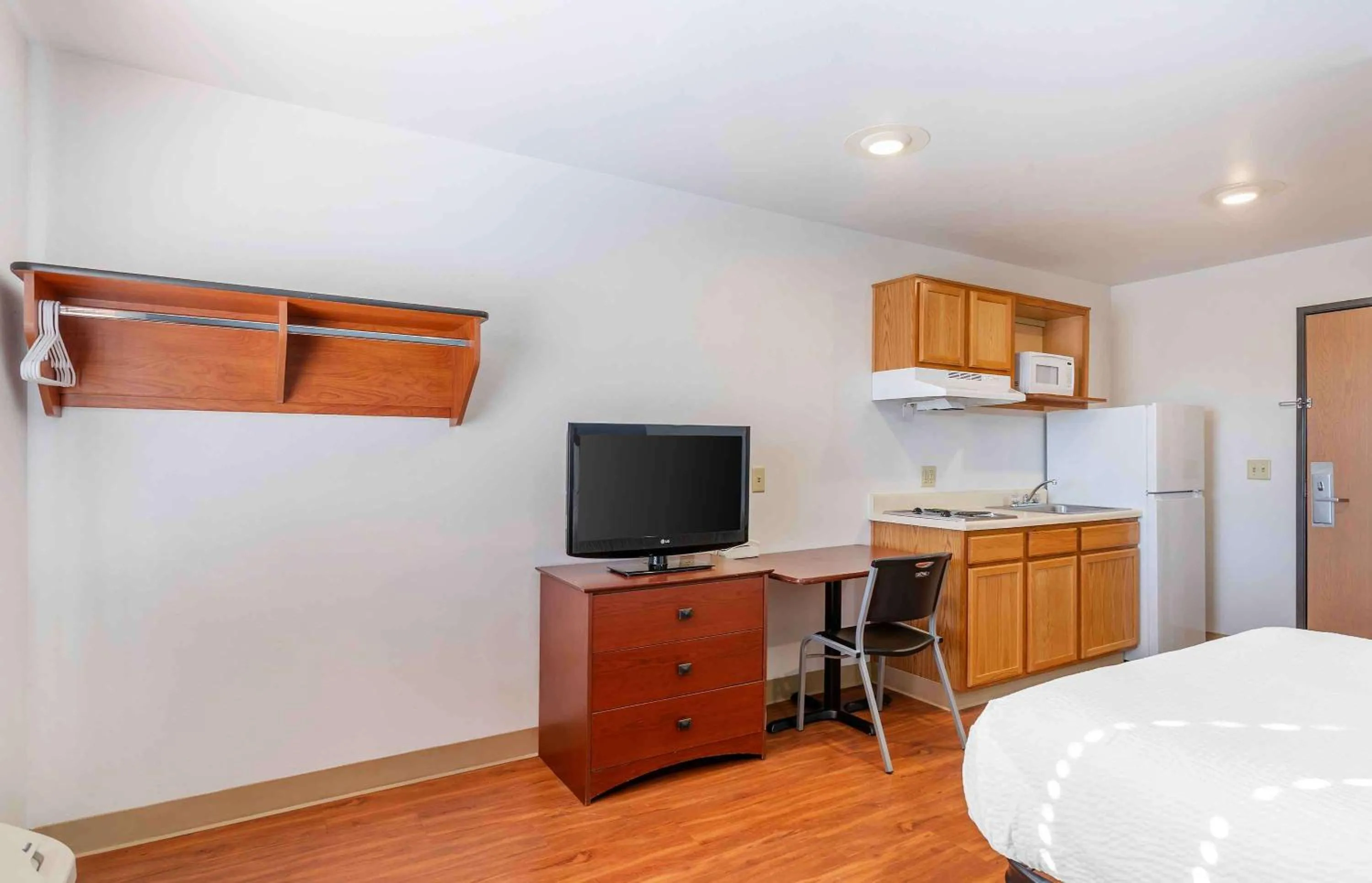 Bedroom, Bed in Extended Stay America Select Suites - Omaha - Southwest