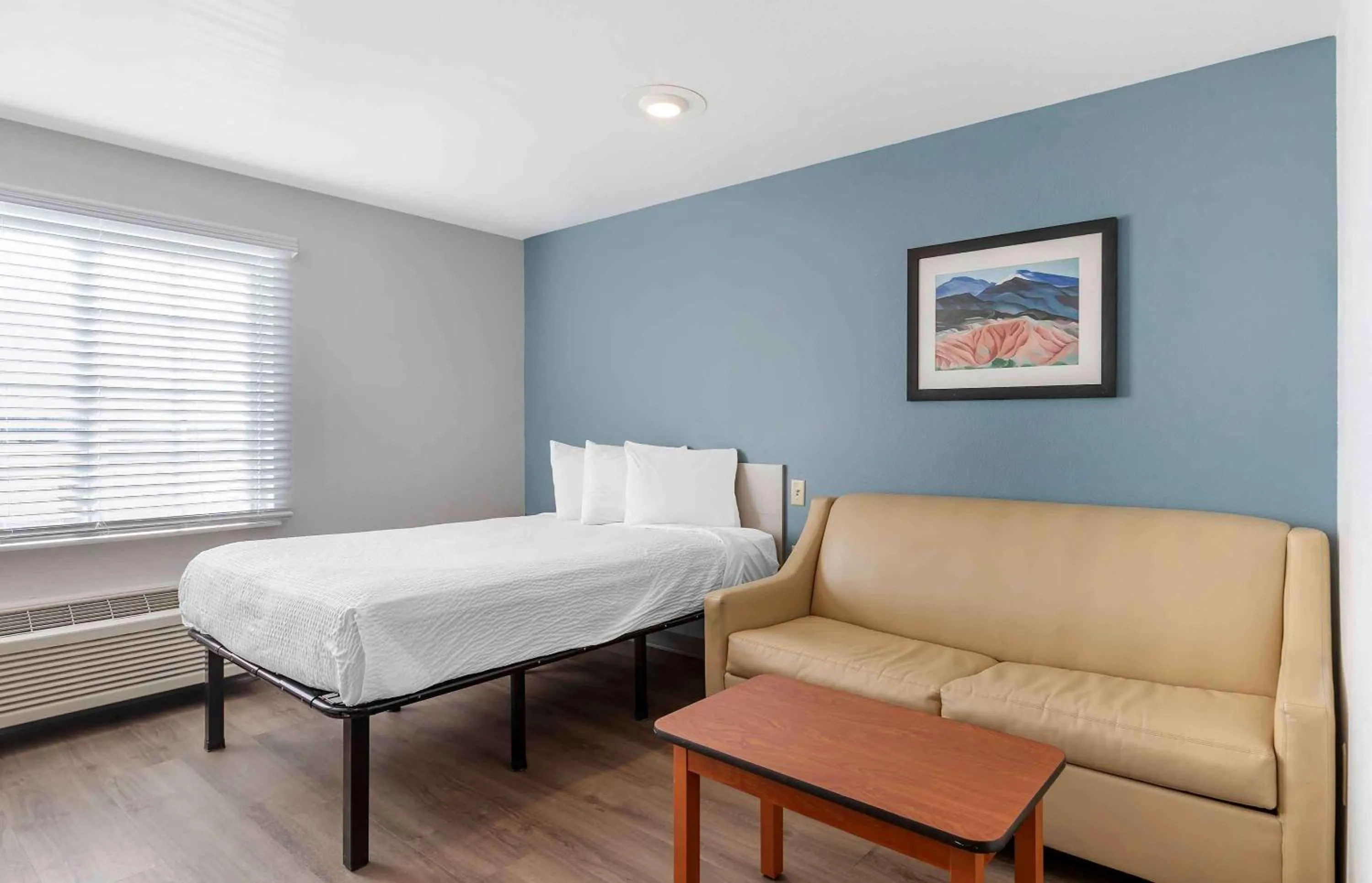 Bedroom, Bed in Extended Stay America Select Suites - Omaha - Southwest