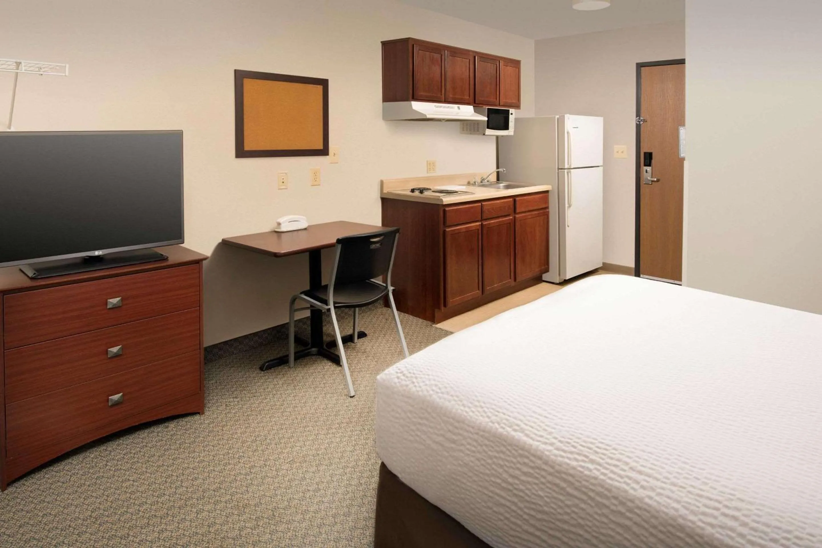 Photo of the whole room, Bed in WoodSpring Suites Waco near University