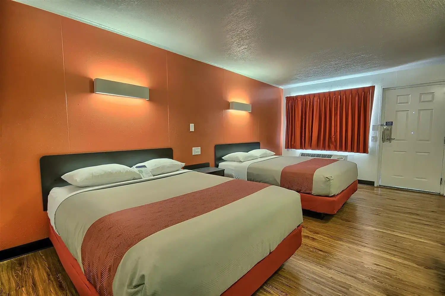 Photo of the whole room, Bed in Motel 6 Dallas - Fair Park