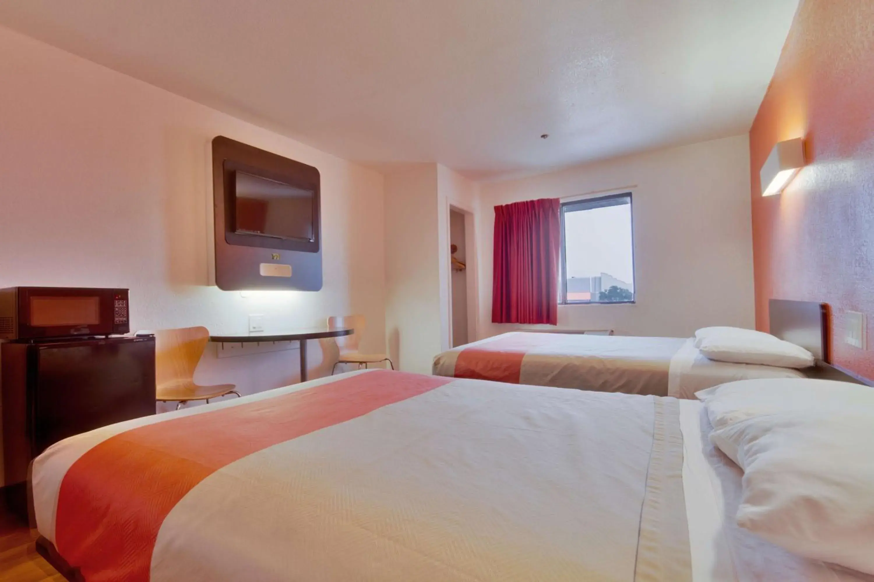 TV and multimedia, Bed in Motel 6 Dallas - Fair Park