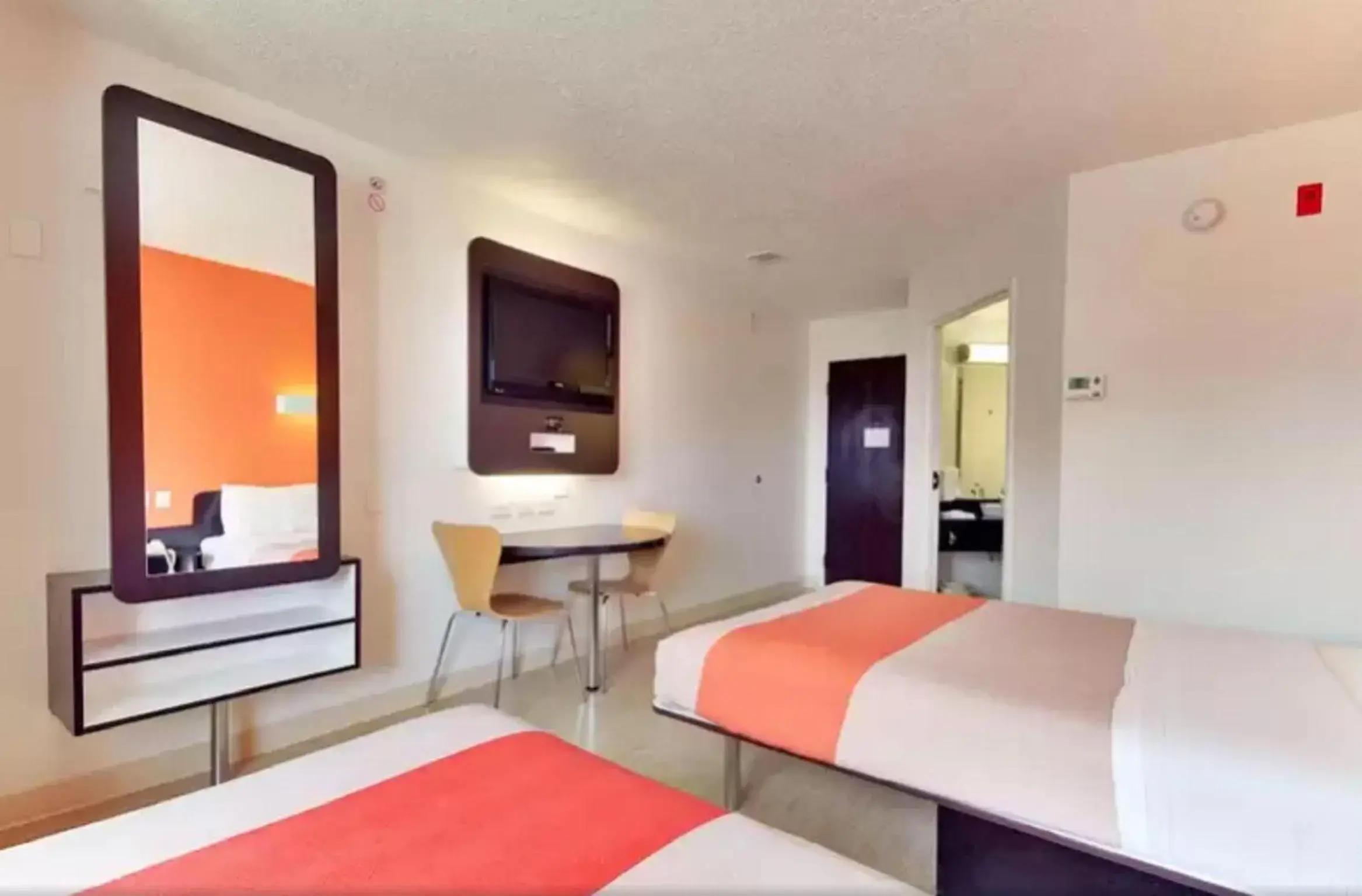 Photo of the whole room, Bed in Motel 6 Dallas - Fair Park