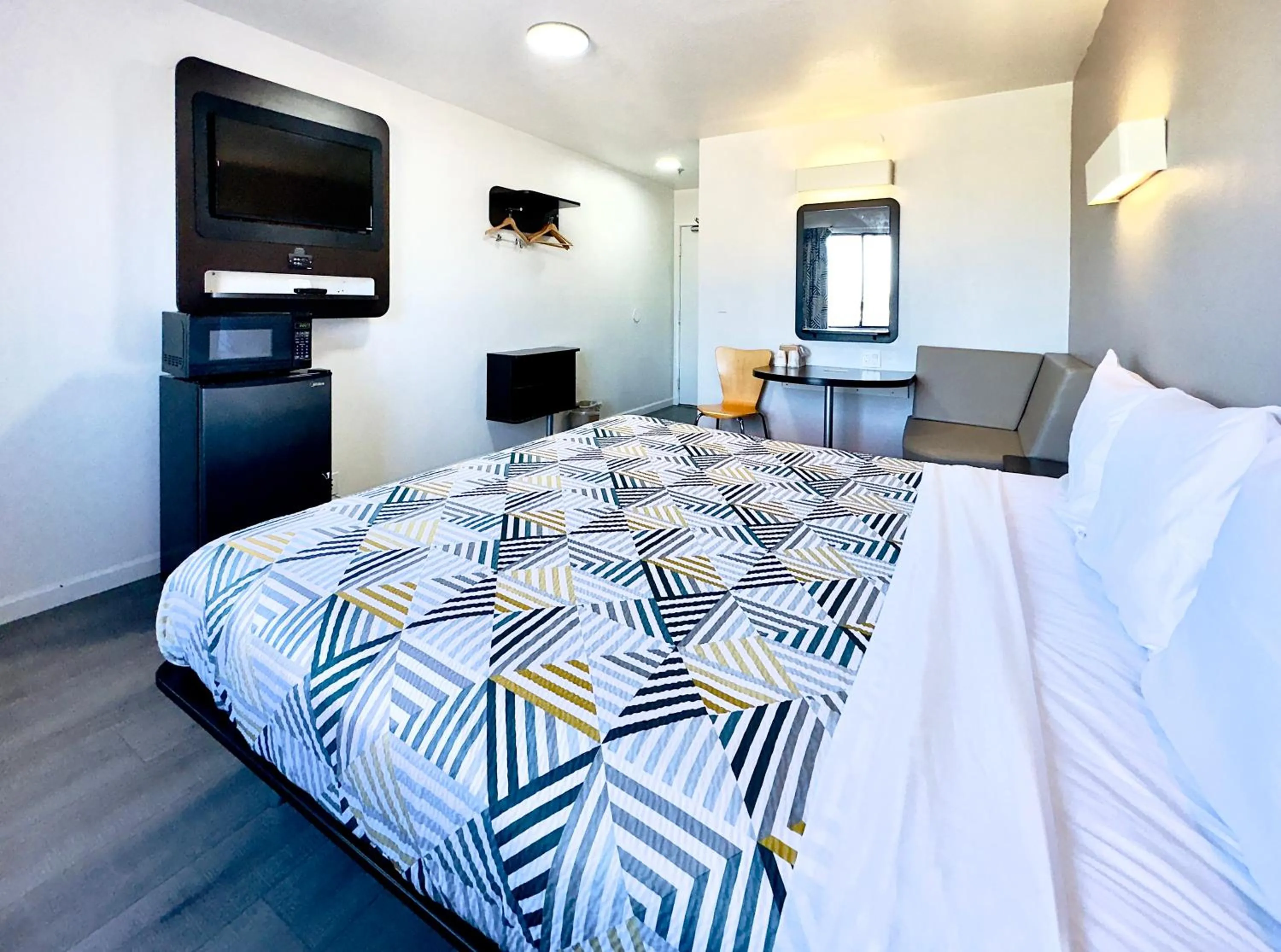 TV and multimedia, Bed in Motel 6 Dallas - Fair Park