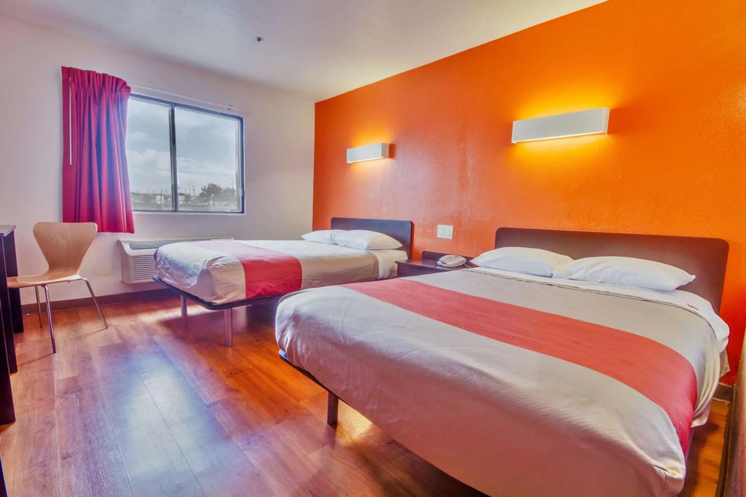 Photo of the whole room, Bed in Motel 6 Dallas - Fair Park