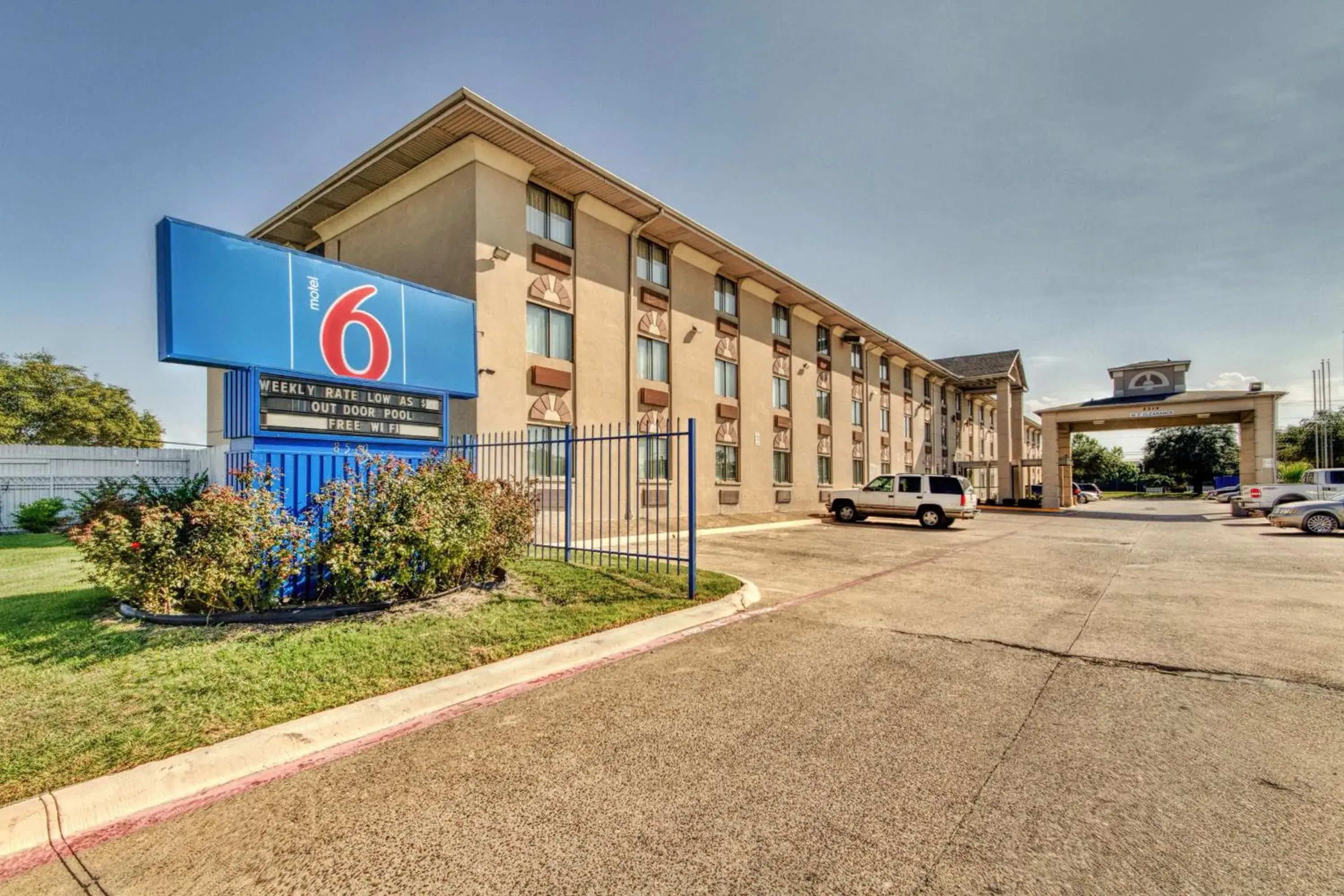 Property Building in Motel 6 Dallas - Fair Park