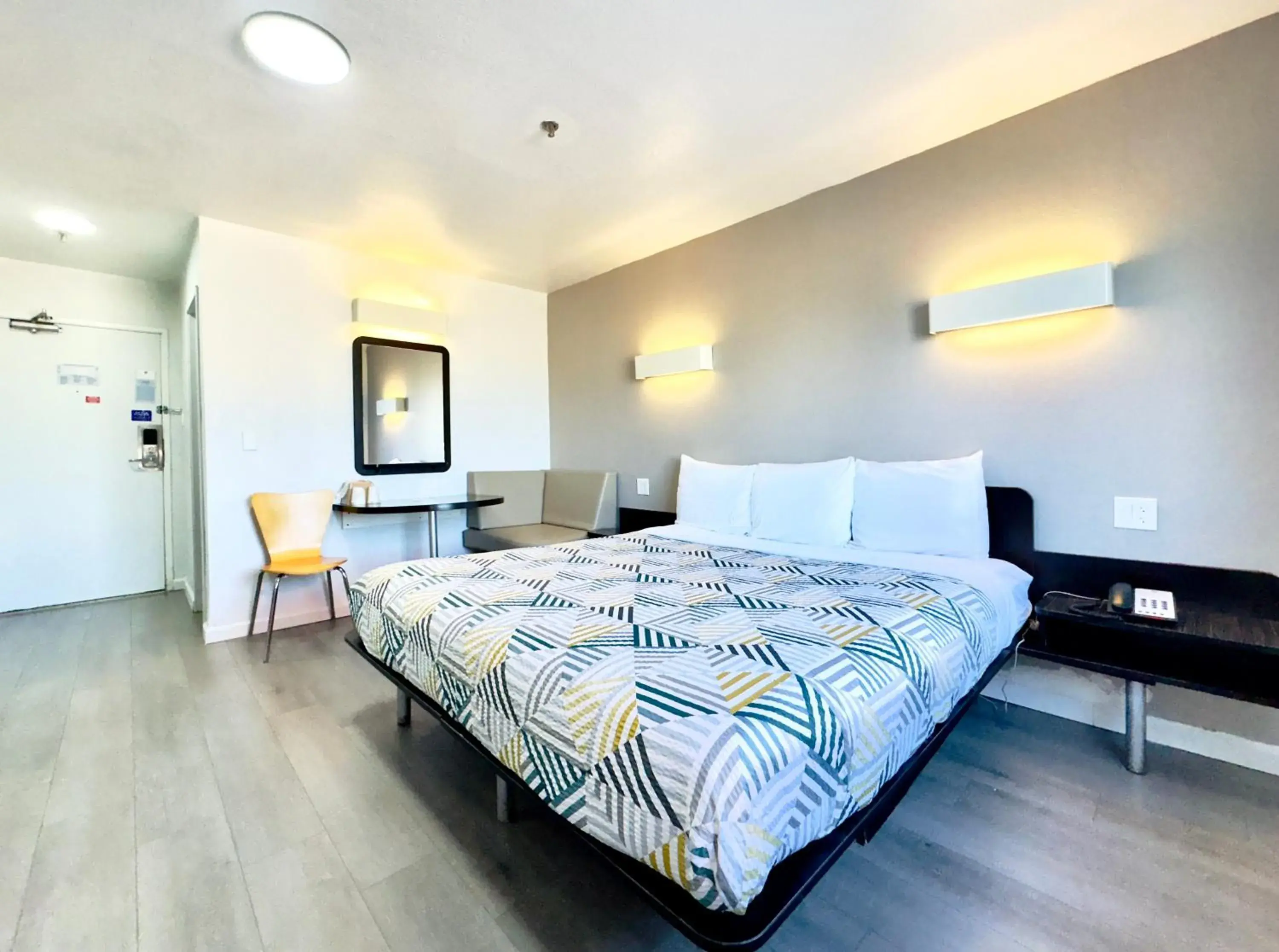 Deluxe King Room - Non-Smoking in Motel 6 Dallas - Fair Park Deluxe King Room - Non-Smoking in Motel 6 Dallas - Fair Park