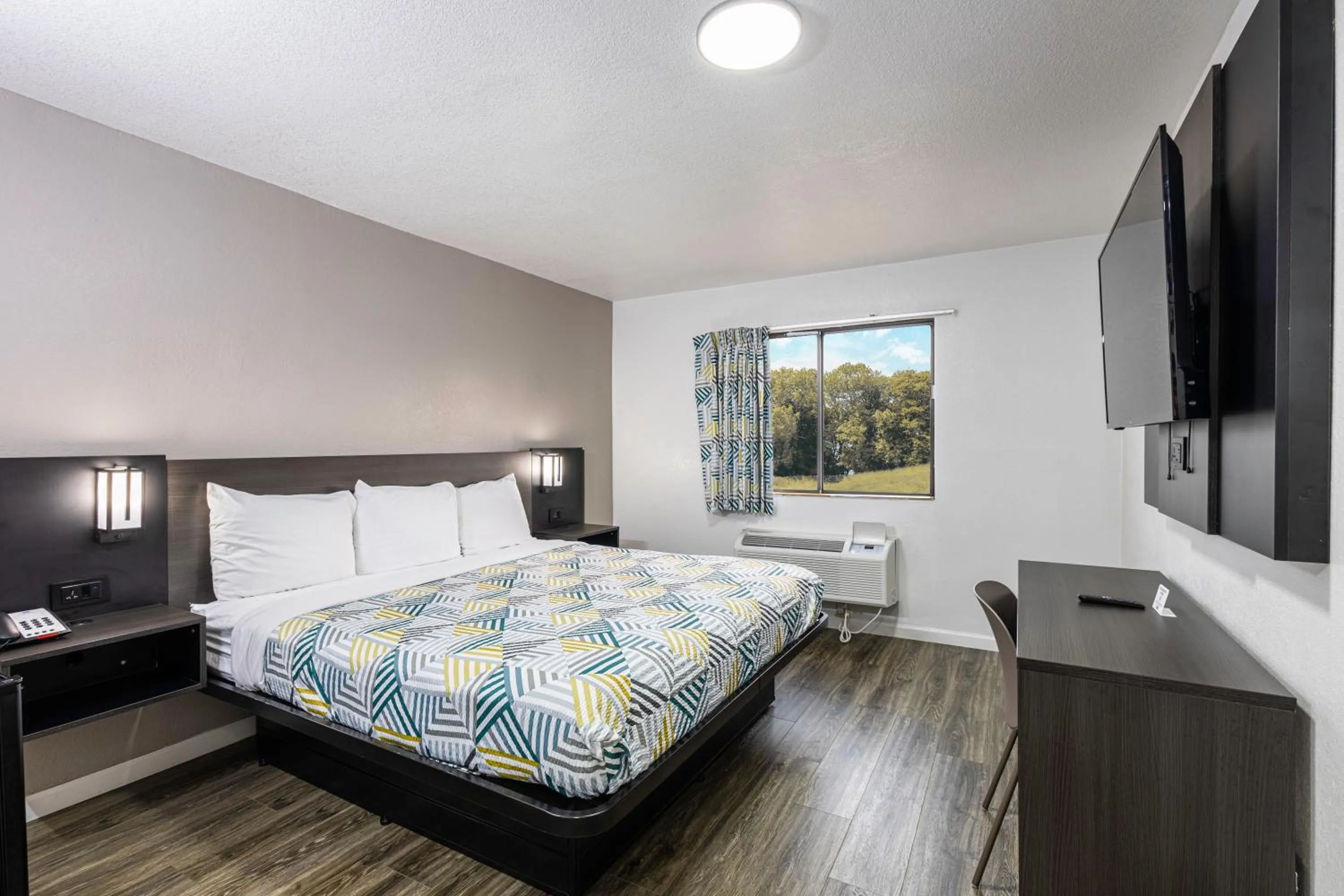 Bedroom, Bed in Motel 6 Dallas - Fair Park