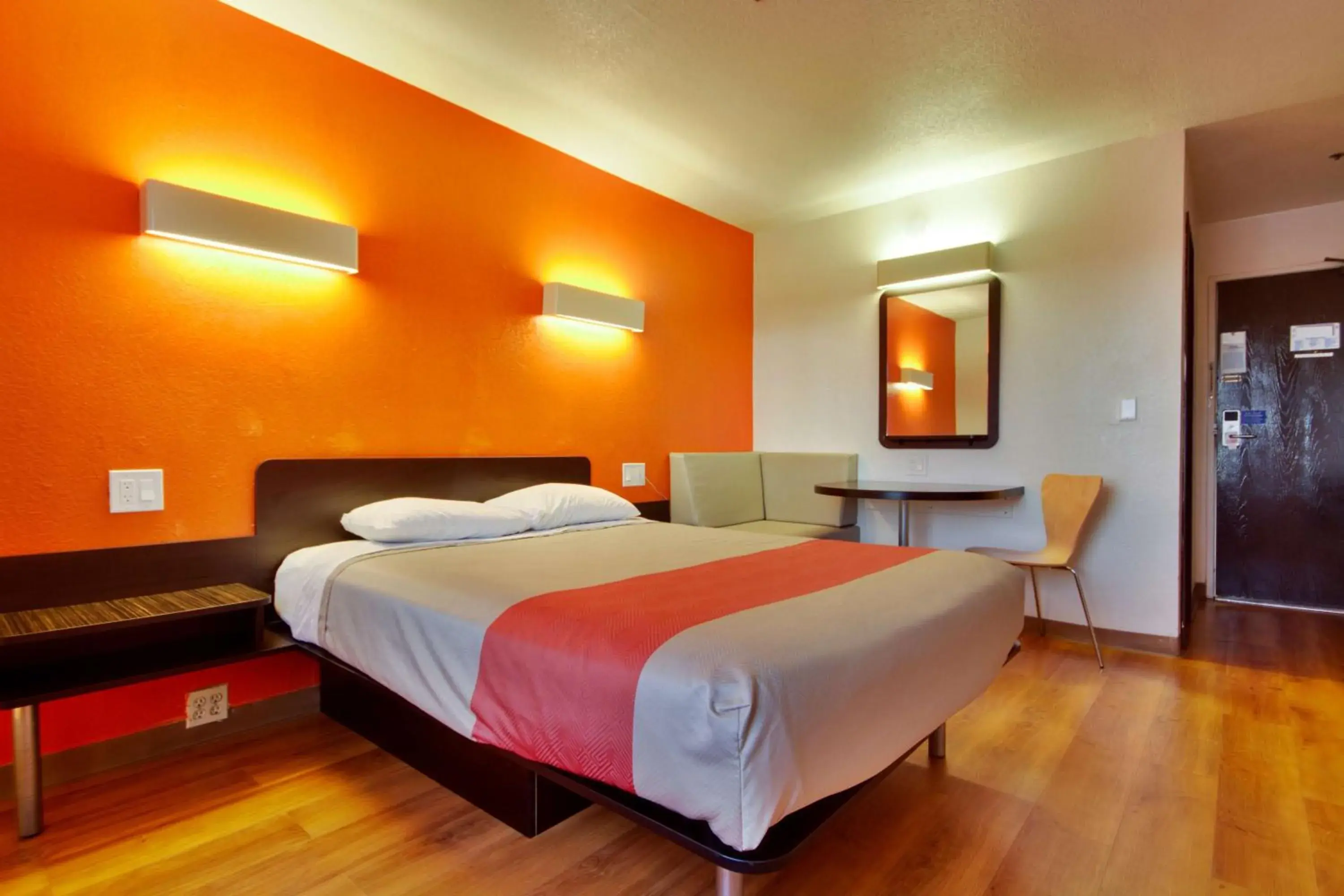 Photo of the whole room, Bed in Motel 6 Dallas - Fair Park