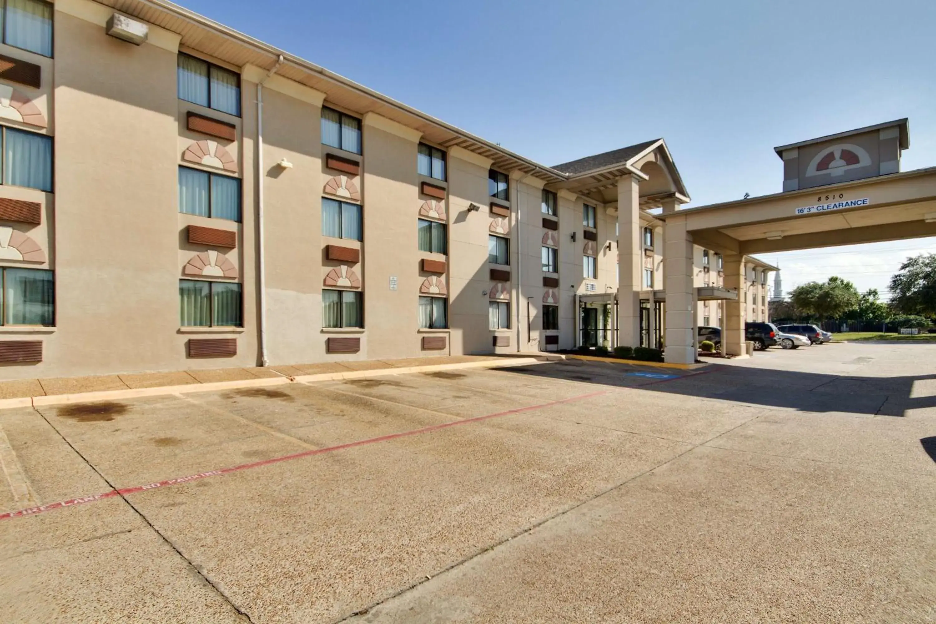 Property Building in Motel 6 Dallas - Fair Park