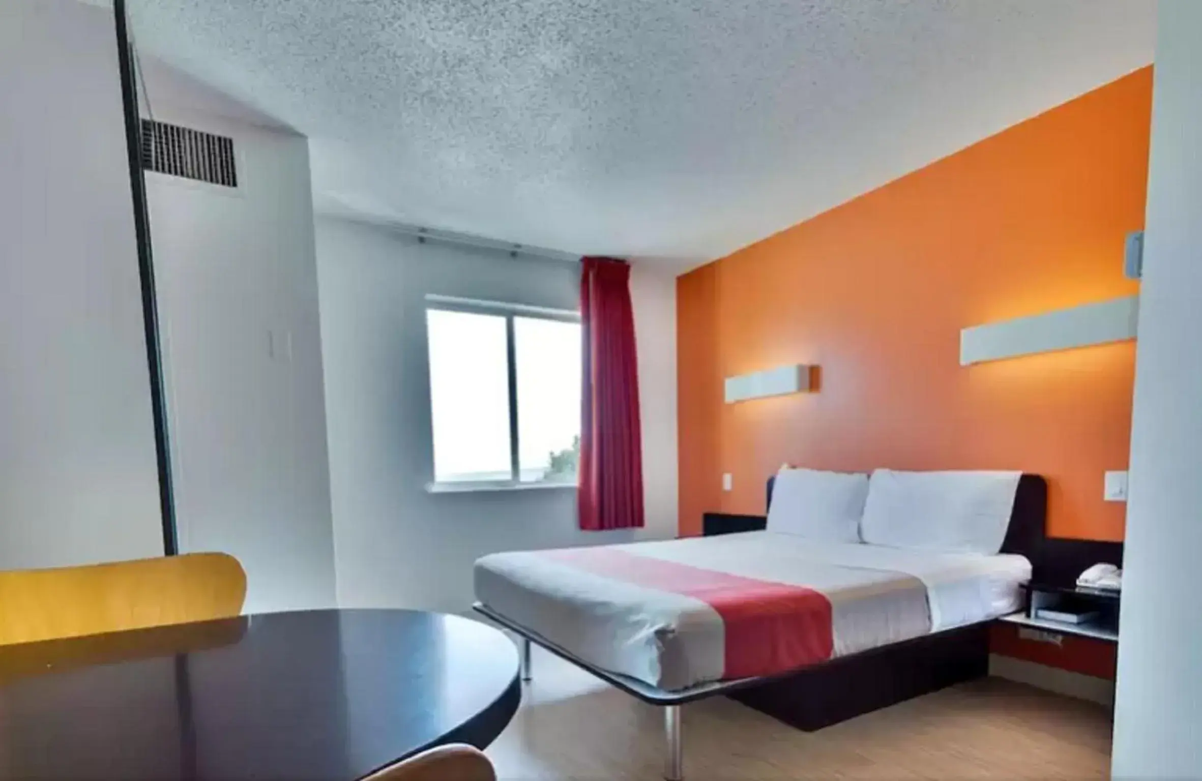 Photo of the whole room, Bed in Motel 6 Dallas - Fair Park