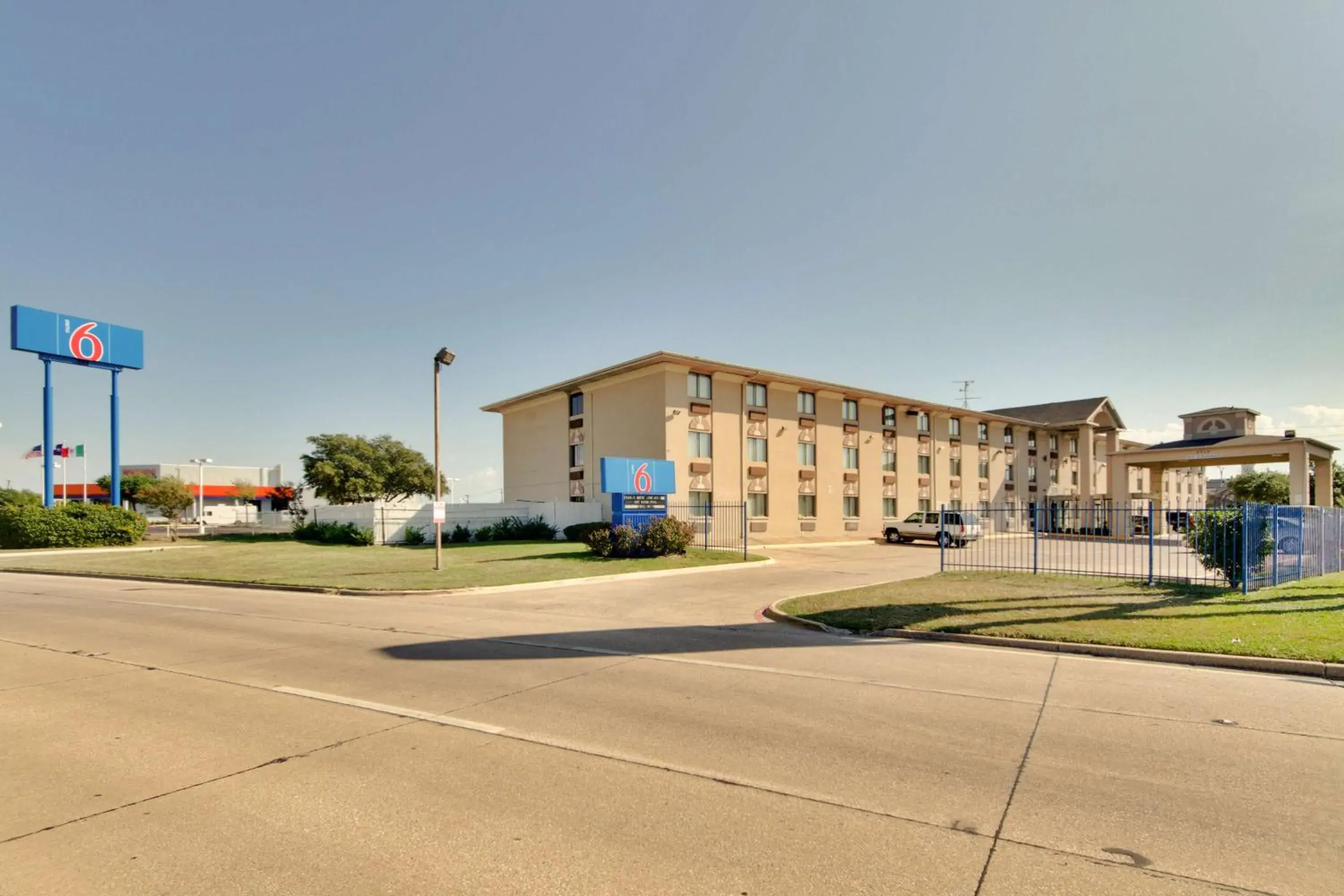 Property Building in Motel 6 Dallas - Fair Park