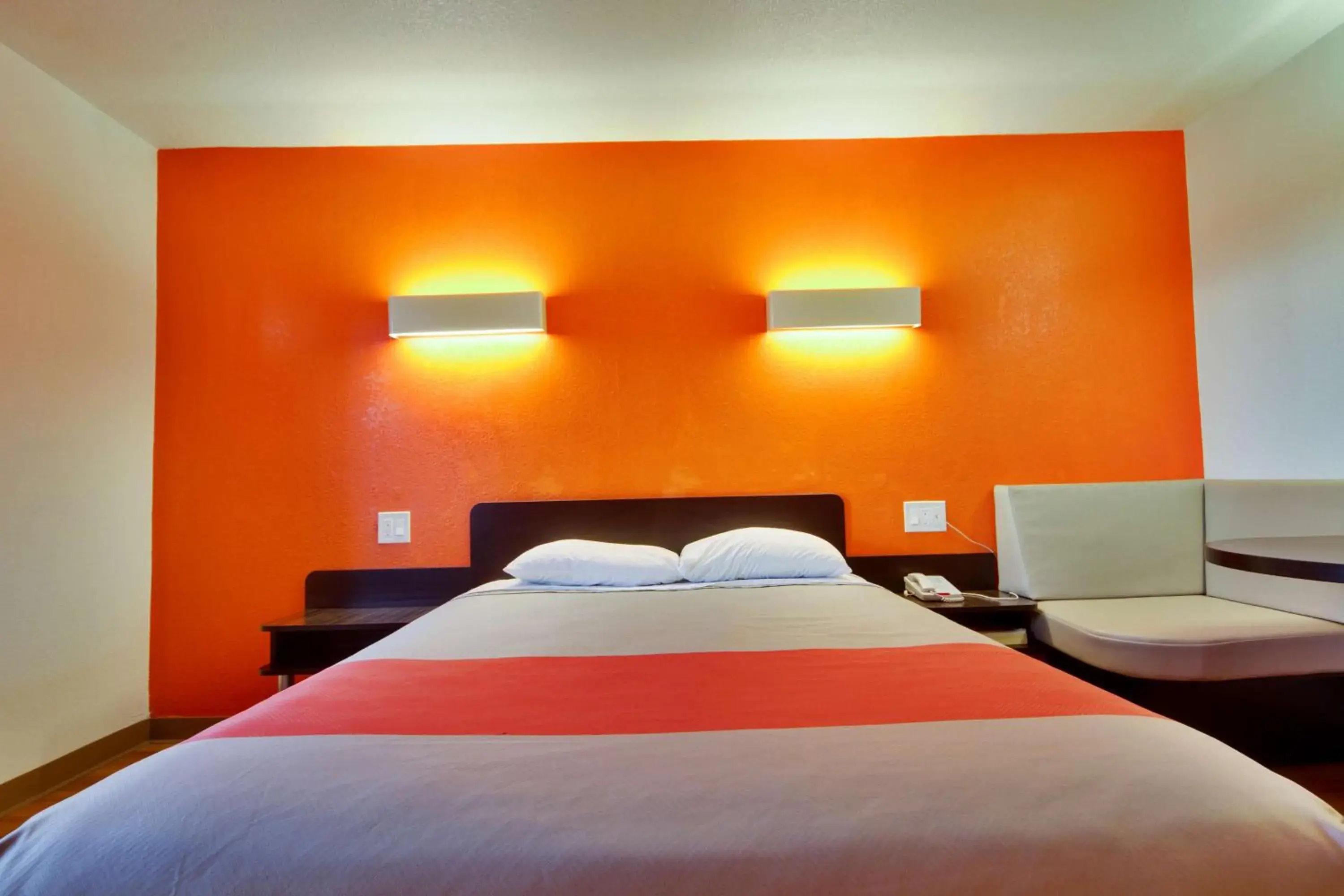 Photo of the whole room, Bed in Motel 6 Dallas - Fair Park