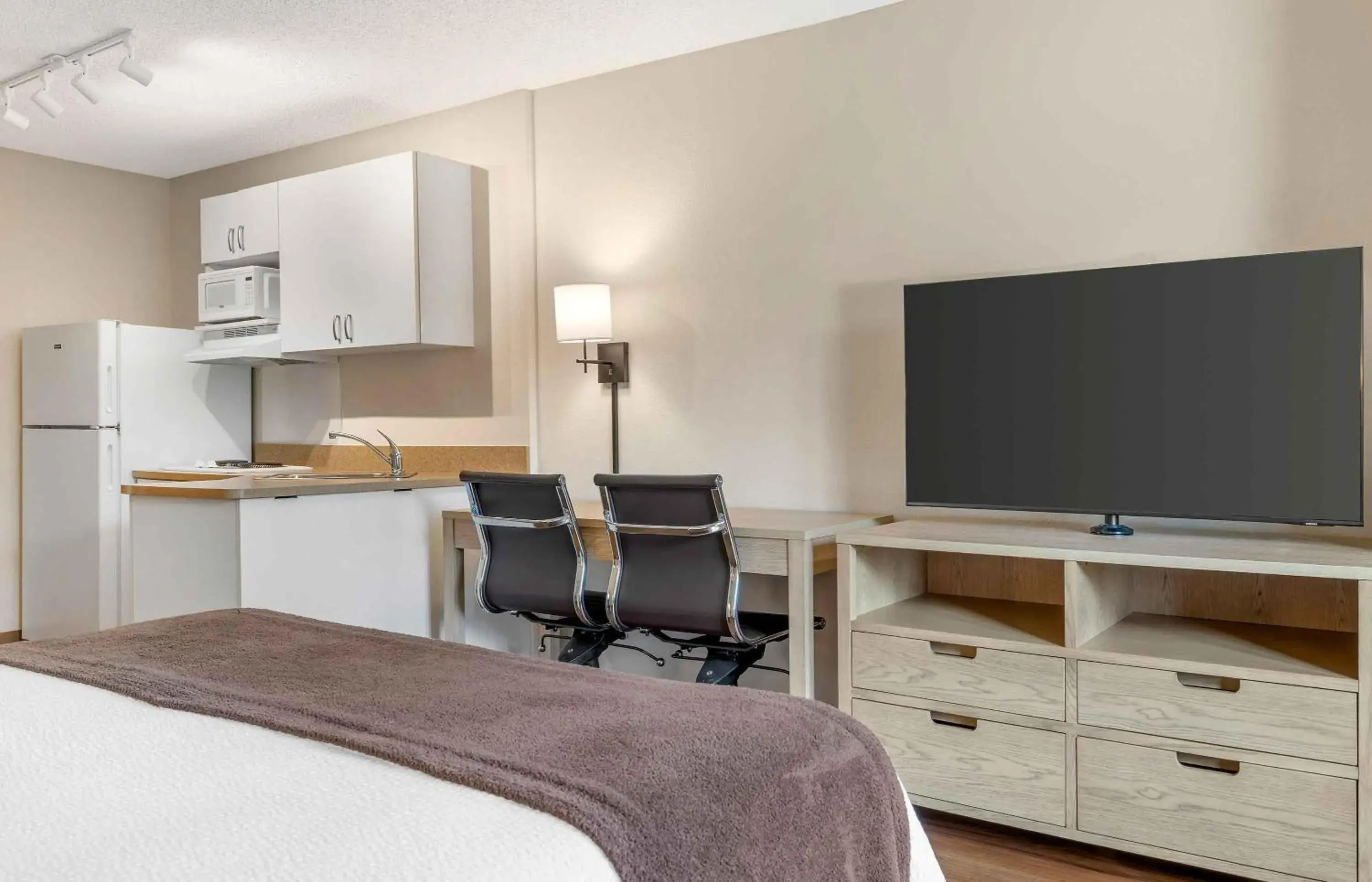 Bedroom, Bed in Extended Stay America Suites - San Diego - Carlsbad Village by the Sea Bedroom, Bed in Extended Stay America Suites - San Diego - Carlsbad Village by the Sea