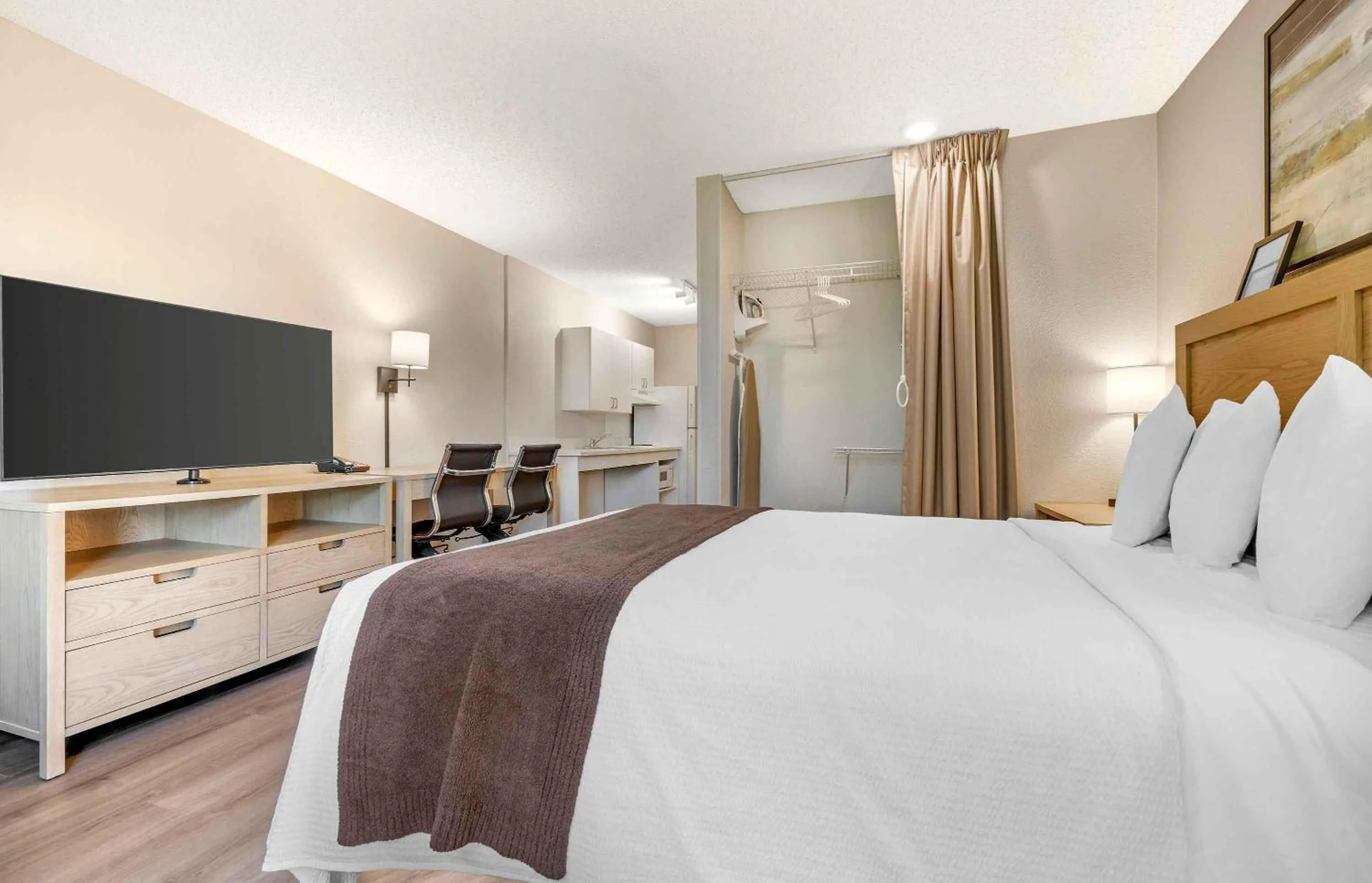 Bedroom, Bed in Extended Stay America Suites - San Diego - Carlsbad Village by the Sea