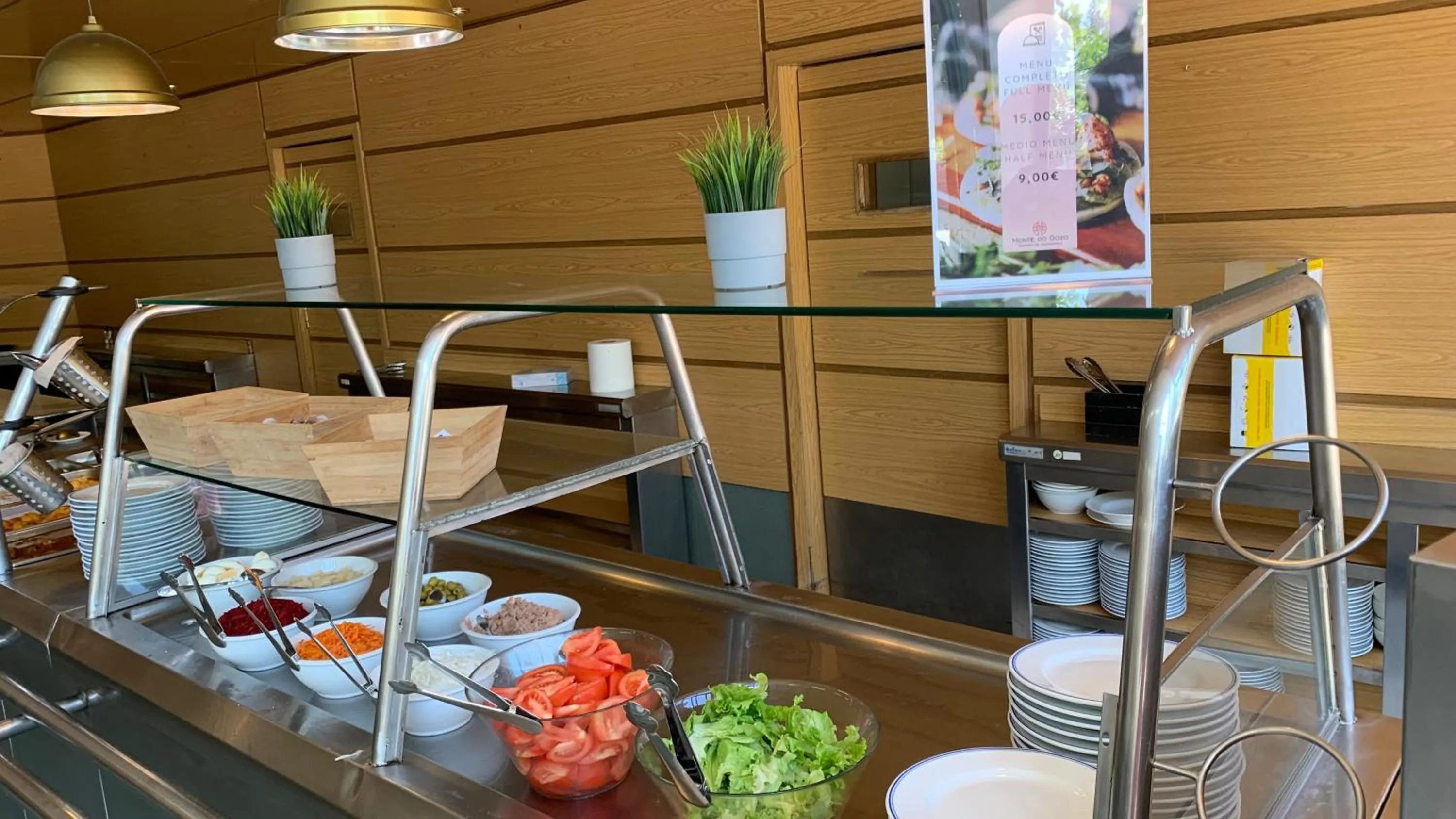 Restaurant/places to eat in Albergue Monte Do Gozo