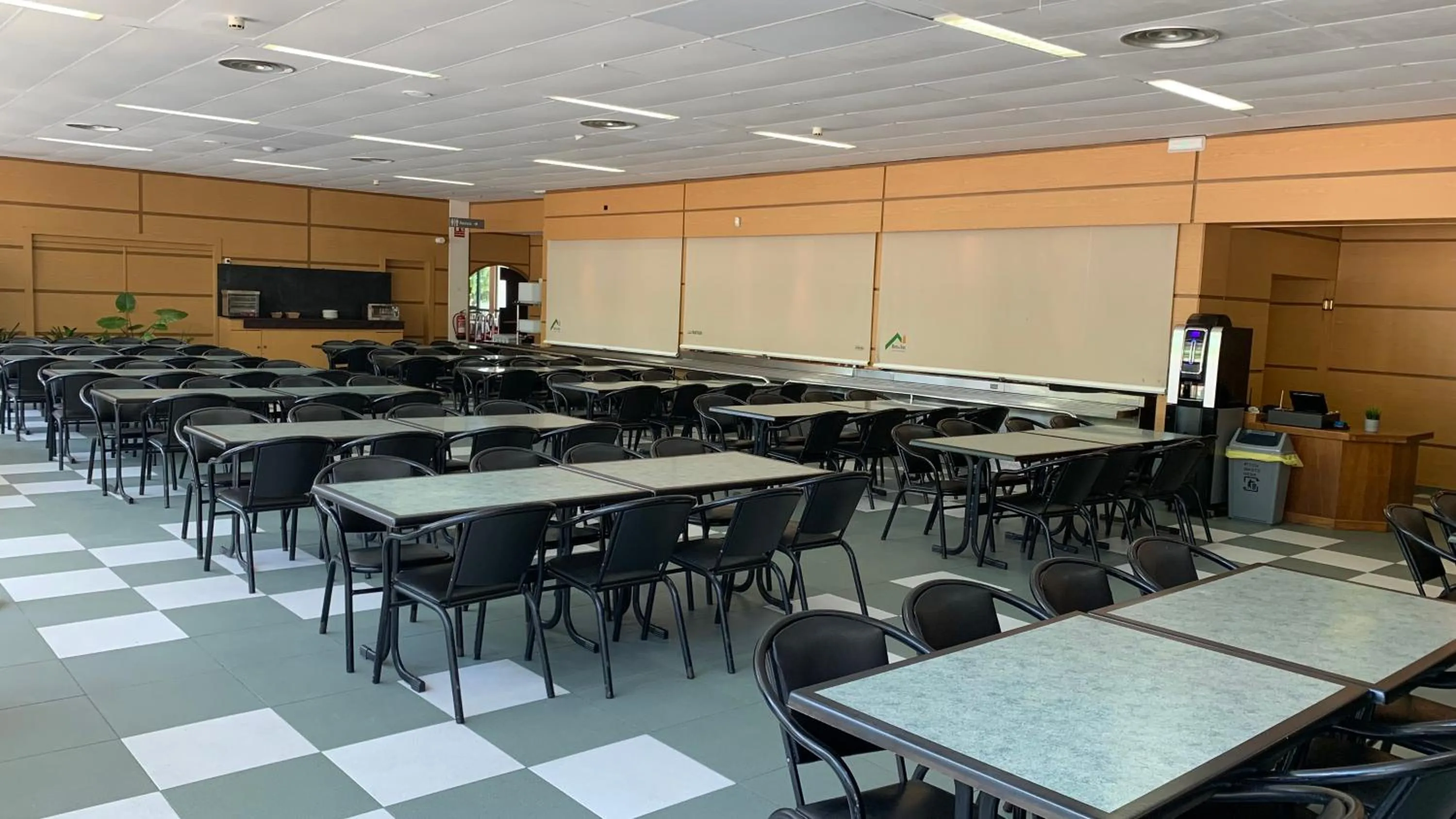 Restaurant/places to eat in Albergue Monte Do Gozo