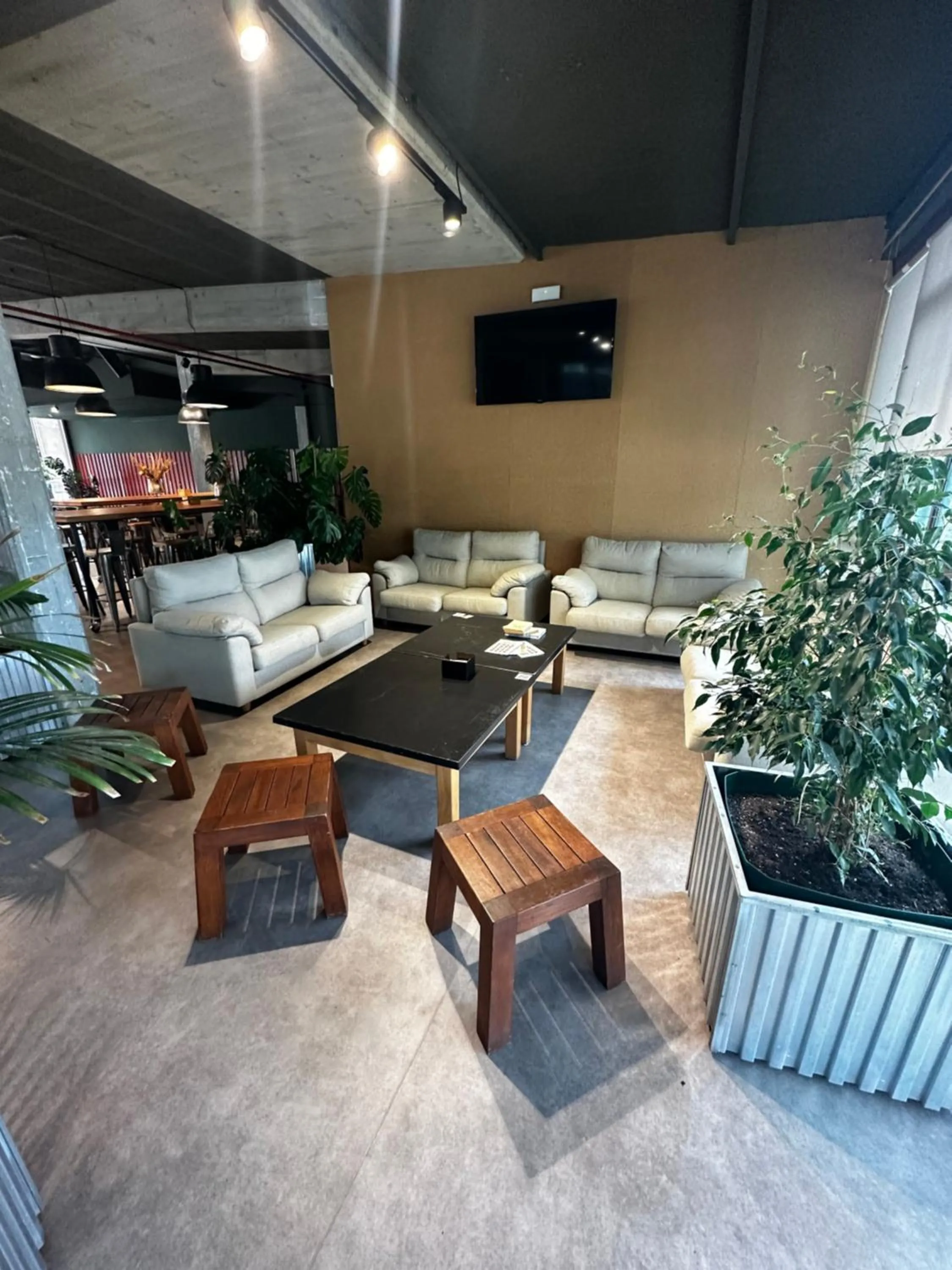 Communal lounge/ TV room in Albergue Monte Do Gozo