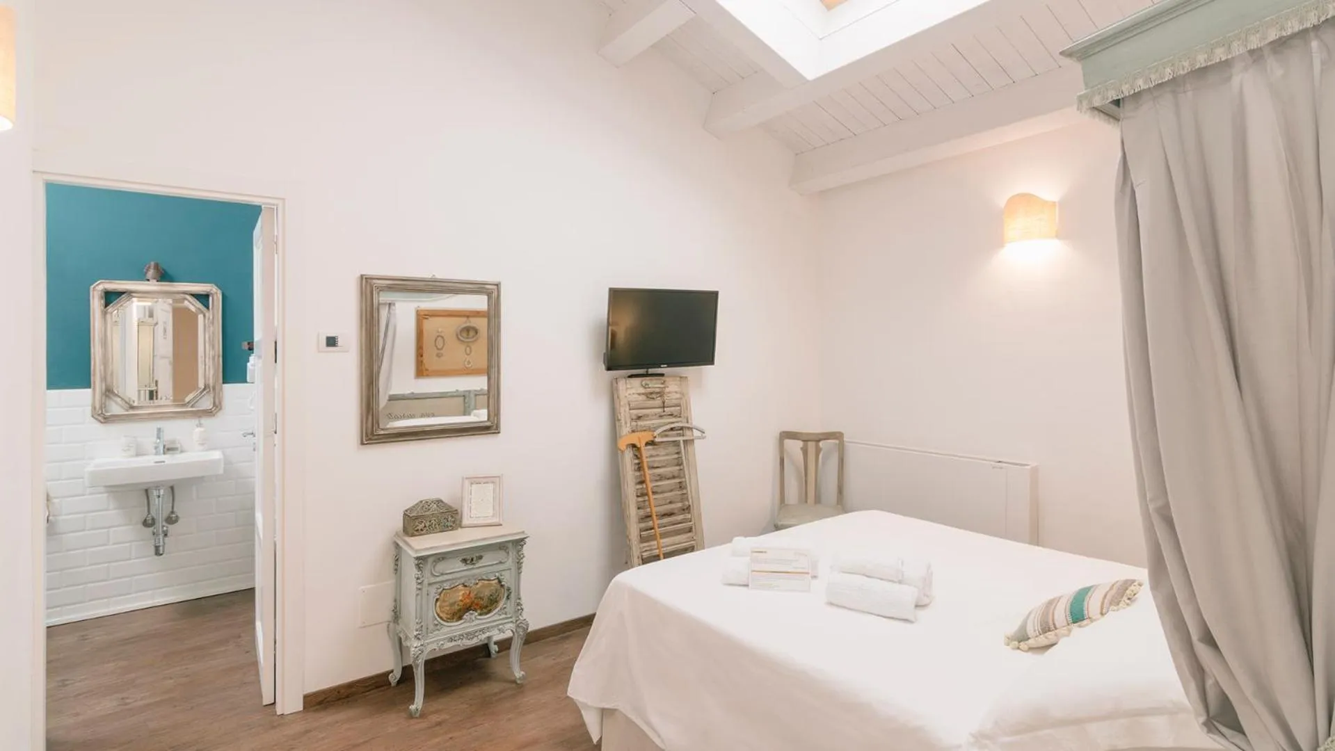 Bathroom, Bed in Addimora Boutique Suites
