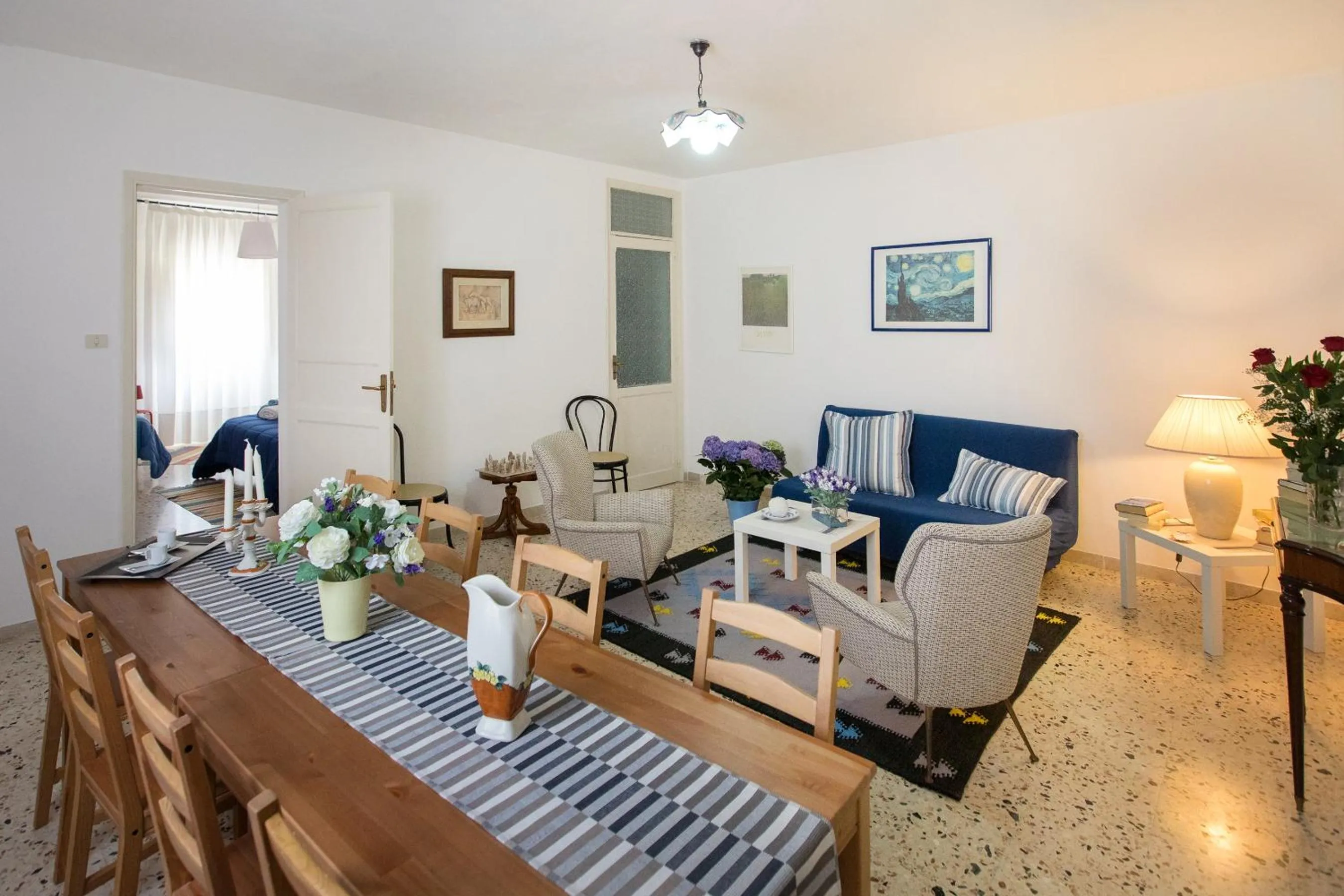 Communal lounge/ TV room in Bella Vista b&b